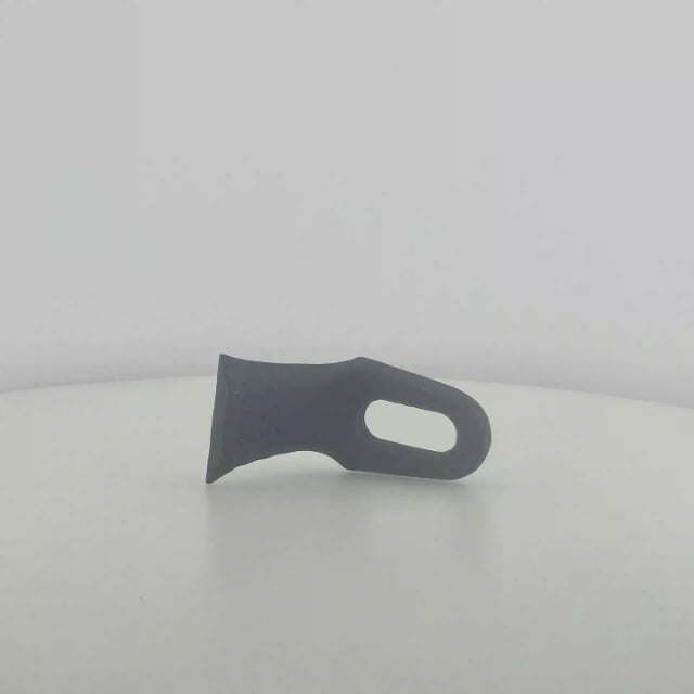 Cuchilla desbrozadora reforzada de 100 x 45 x 8 mm. Detalle técnico de cuchilla de acero forjado con agujero coliso de 15,5 x 38 mm.