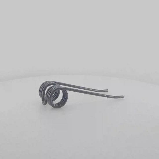 Púa de pick-up elástica adaptable para rotoempacadora Deutz-Fahr. Fabricada por La Spirale en Italia, recambio compatible de alta resistencia, referencia 11417160122.