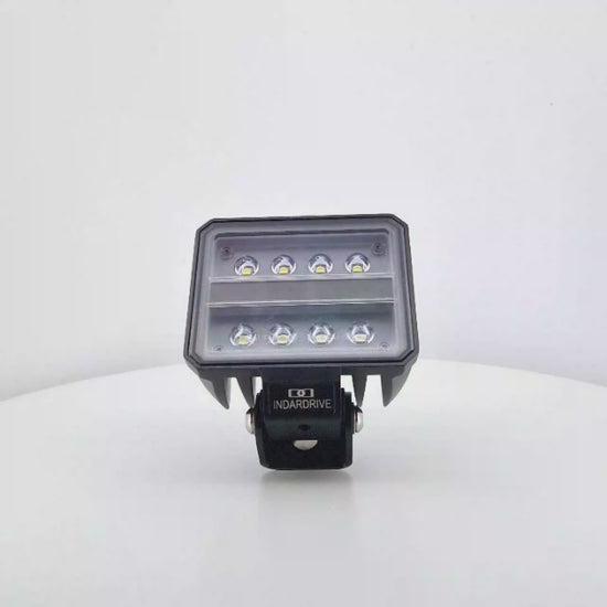 Faro de trabajo LED cuadrado (4.400 lúmenes, 40 W) para 12-24 V, con 8 LEDs, que funciona a 10-30 VDC, con homologación E9, ideal para tractores y maquinaria agrícola.
