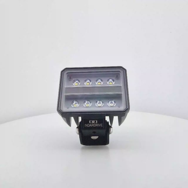 Faro de trabajo LED cuadrado (4.400 lúmenes, 40 W) para 12-24 V, con 8 LEDs, que funciona a 10-30 VDC, con homologación E9, ideal para tractores y maquinaria agrícola.