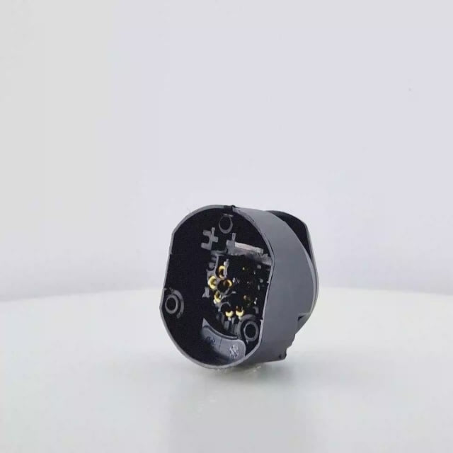 Conector eléctrico hembra (base) de 13 pines, fabricado en plástico, para la conexión de remolques, caravanas y maquinaria agrícola.