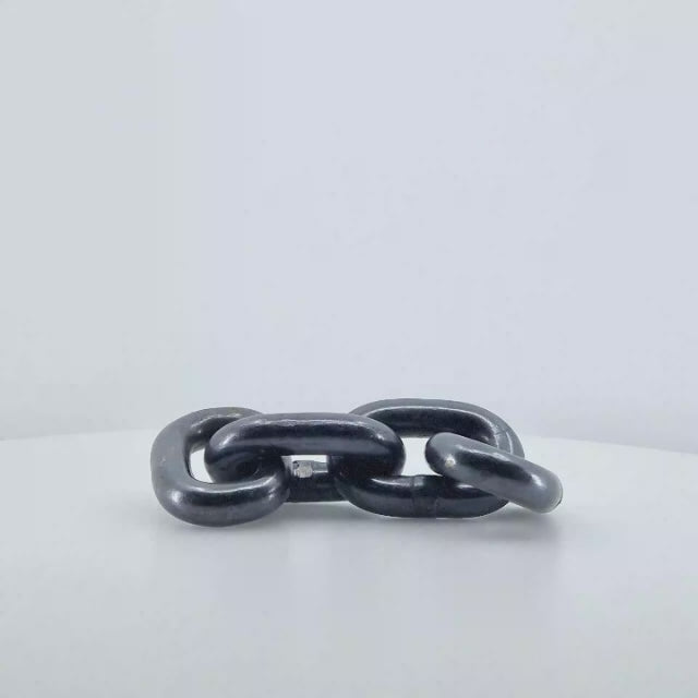 Cadena de acero de alta resistencia, Grado 80 (G80), con un diámetro de 20 mm, diseñada para desbrozadoras y maquinaria agrícola pesada.