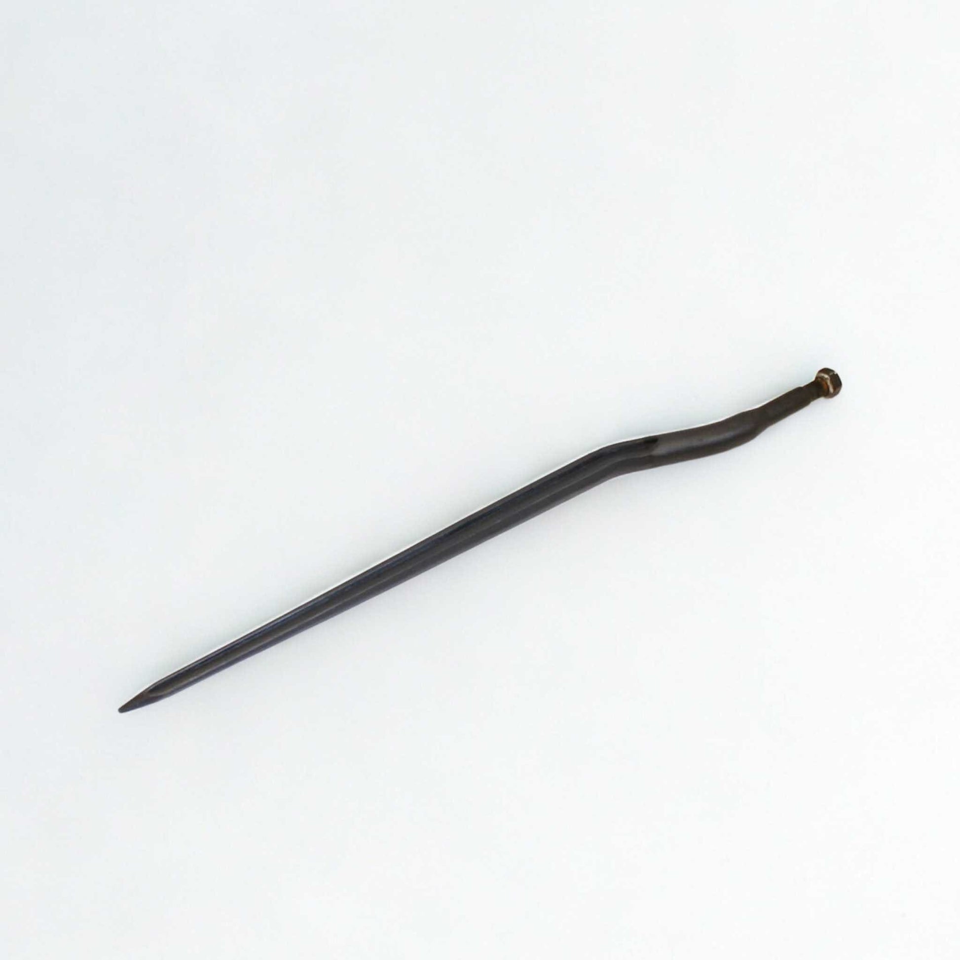 Púa carga pacas curva larga reforzada (diente o pincho para fardos). Longitud 880 mm y diámetro 35 mm.