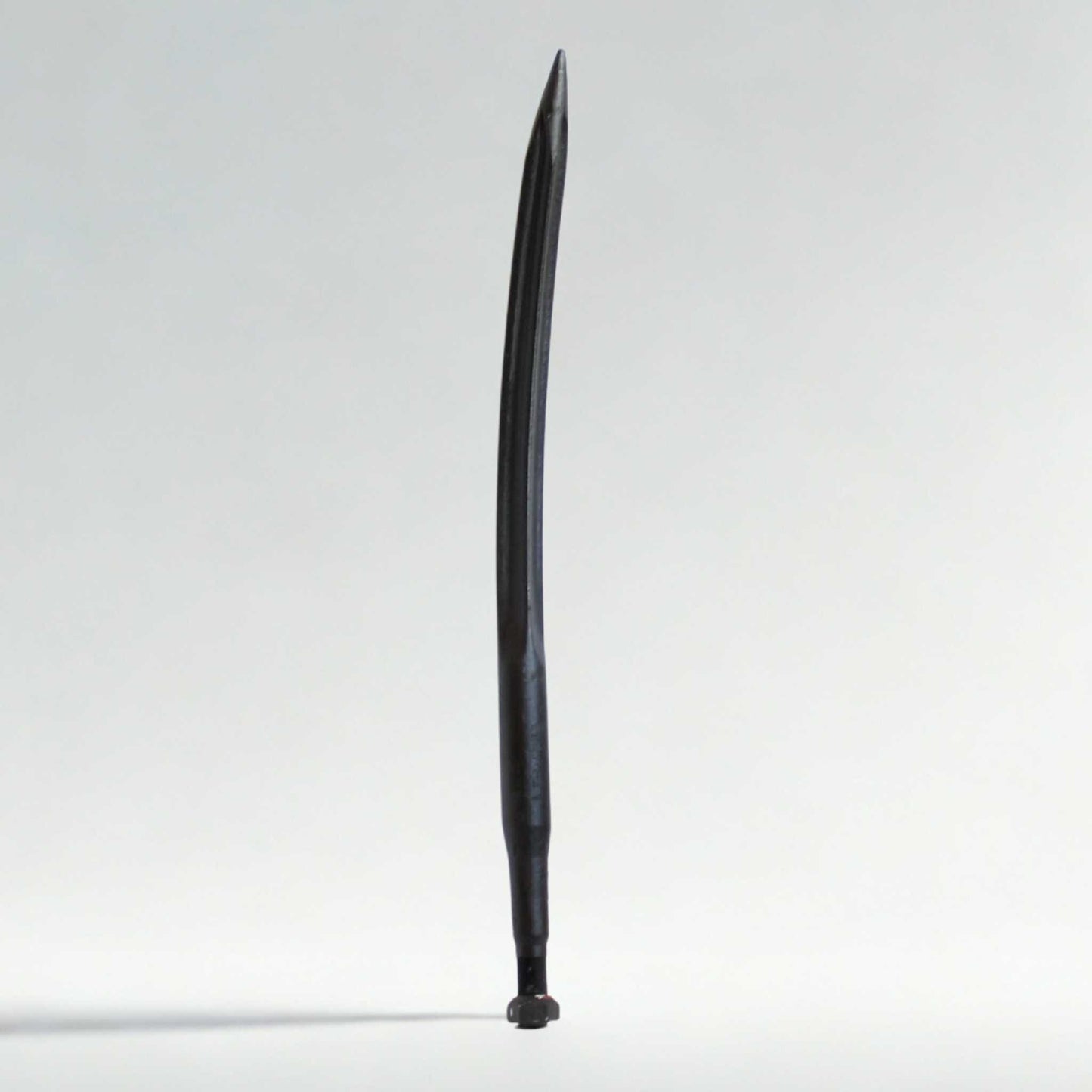 Púa carga pacas curvada (diente o pincho para fardos) de 670 x 35 mm. Acero forjado de alta resistencia.