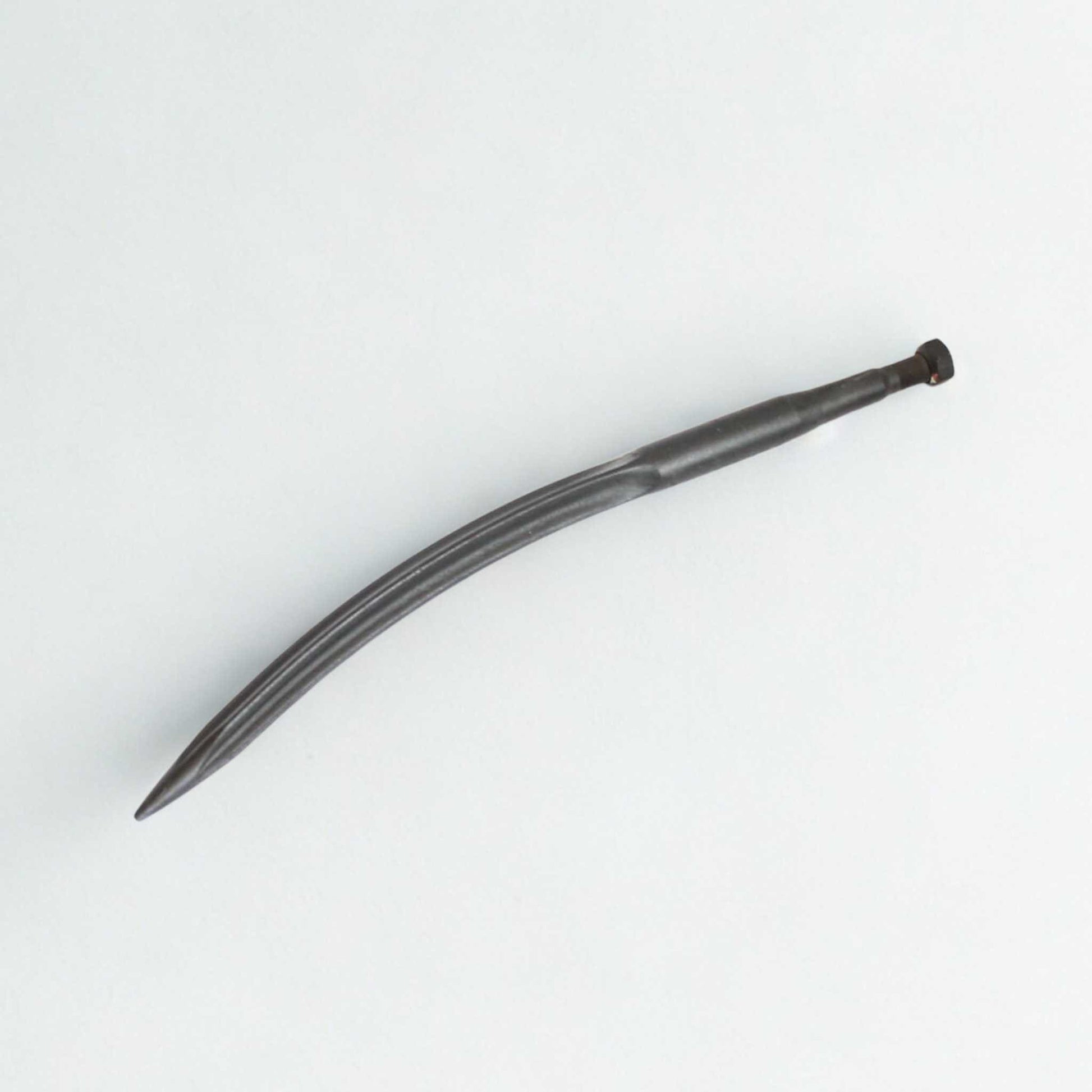 Púa carga pacas curvada (diente o pincho para fardos) de 670 x 35 mm. Acero forjado de alta resistencia.