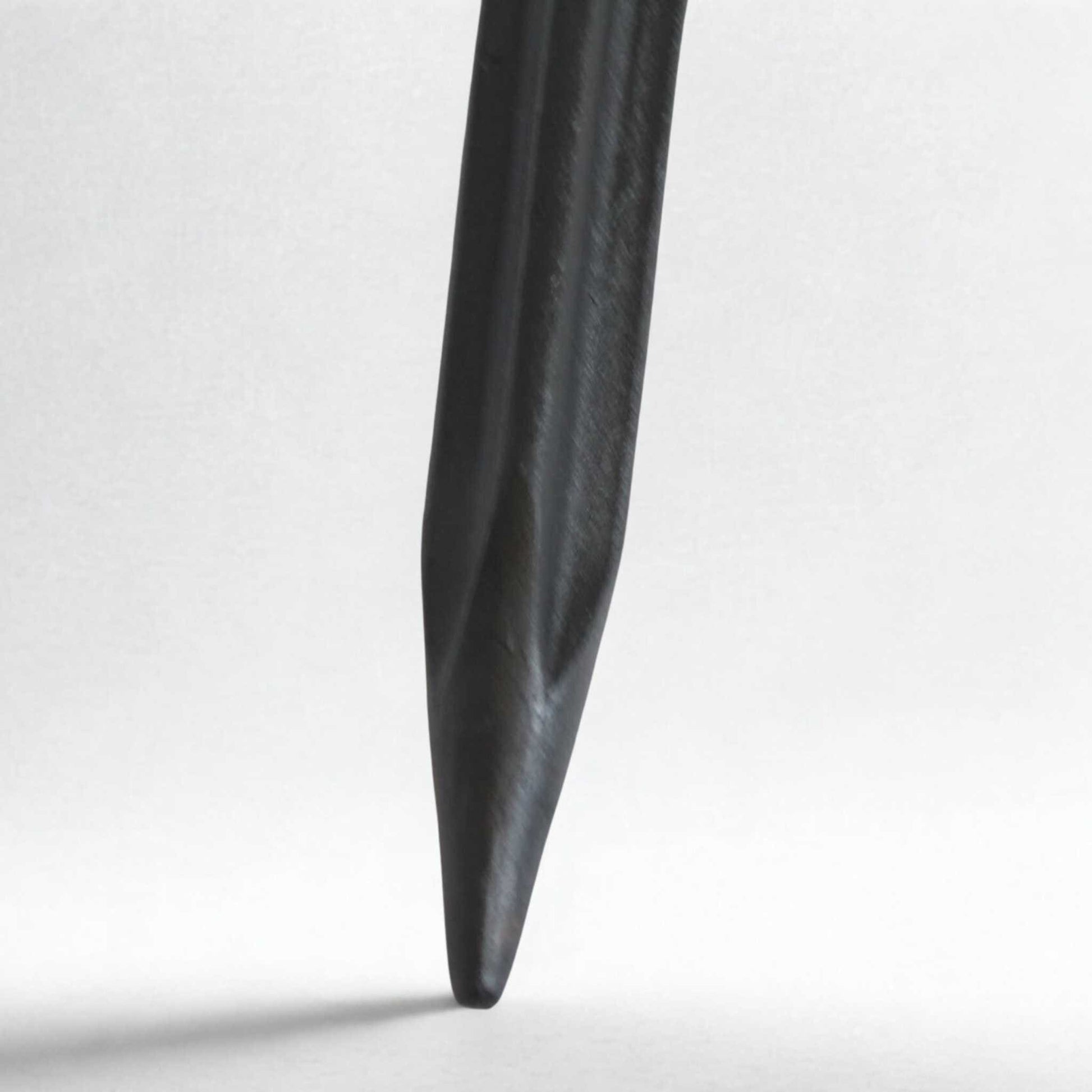 Púa carga pacas curvada con bulón (diente o pincho para fardos). Medidas: 670 mm de largo y 35 mm de diámetro.