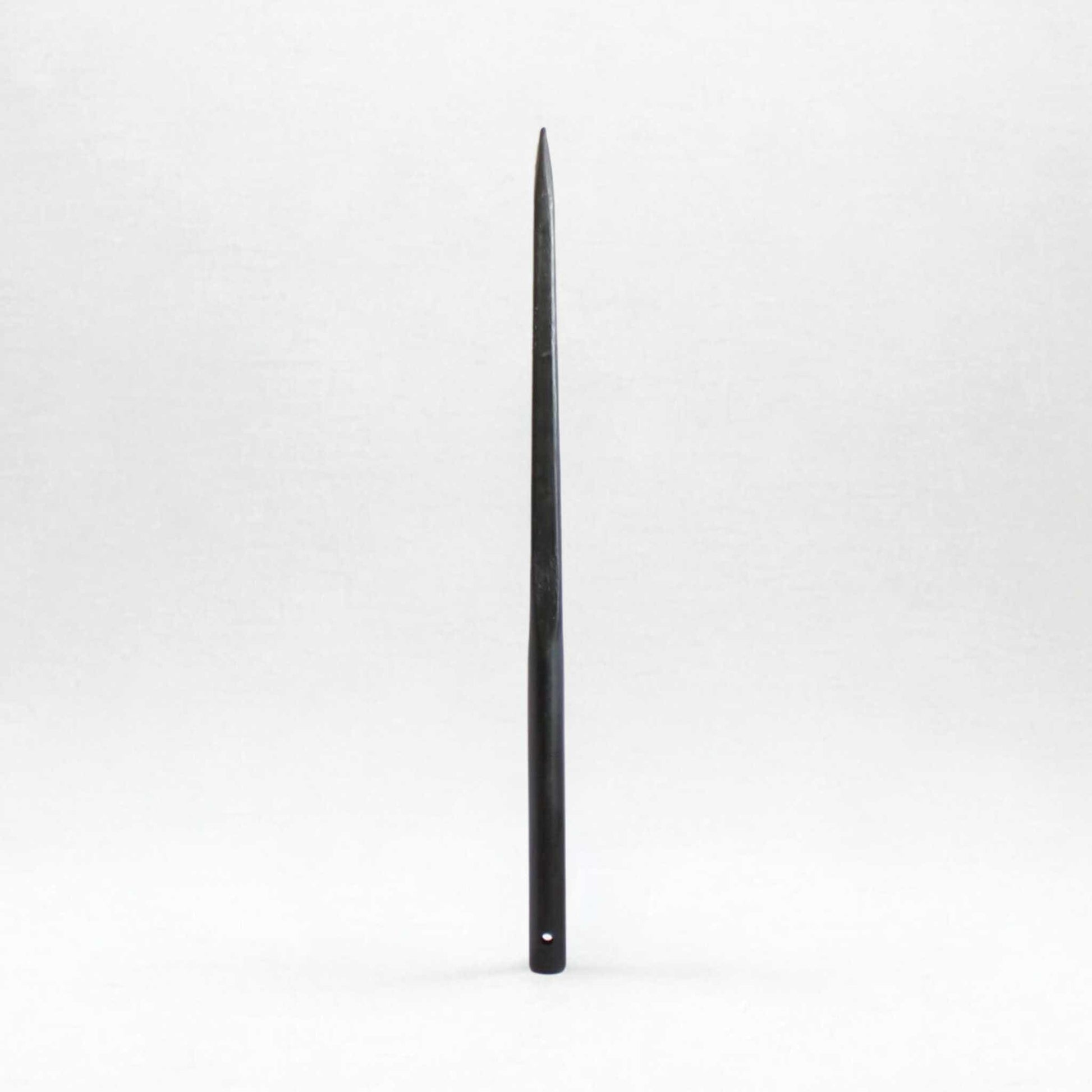 Púa carga pacas reforzada (diente o pincho para fardos). Longitud 1100 mm y diámetro 45 mm. Acero forjado.