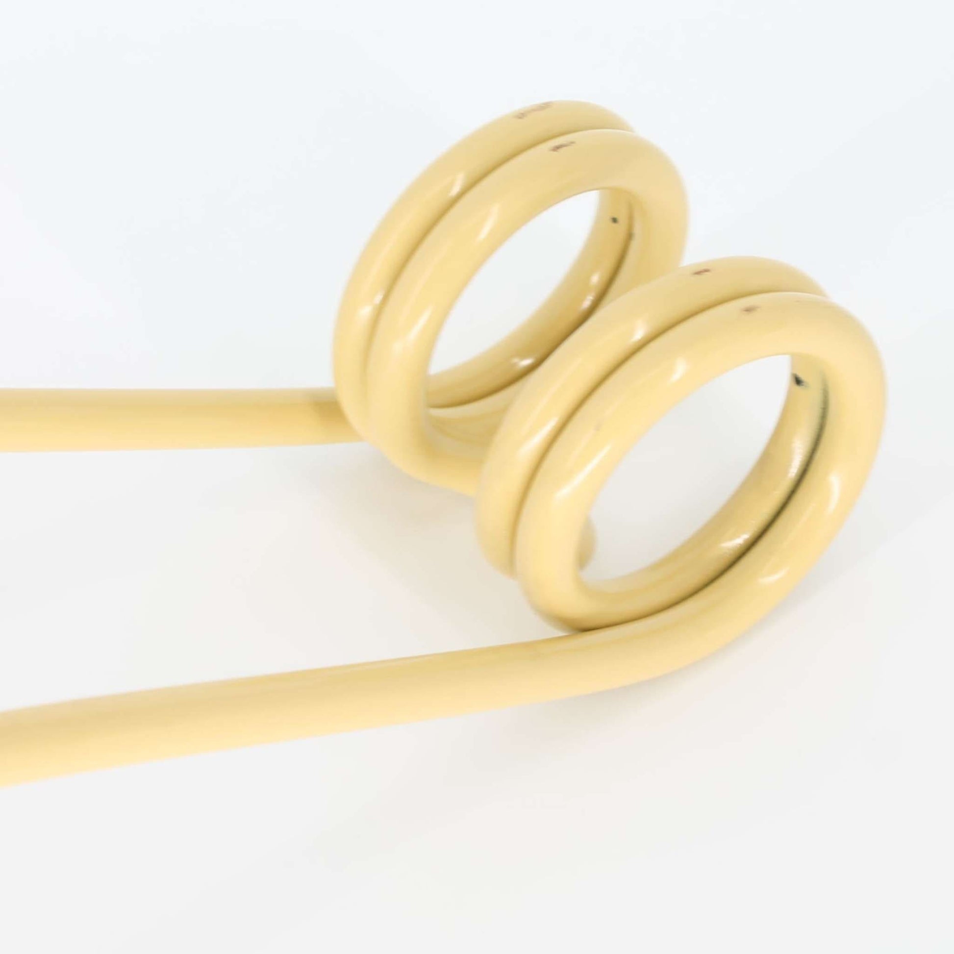 Púa y diente de rastrillo hilerador adaptable a Krone Swadro. Fabricada por La Spirale con hilo de 10mm y longitud de 640mm. Referencias 2684050 y 2680850.