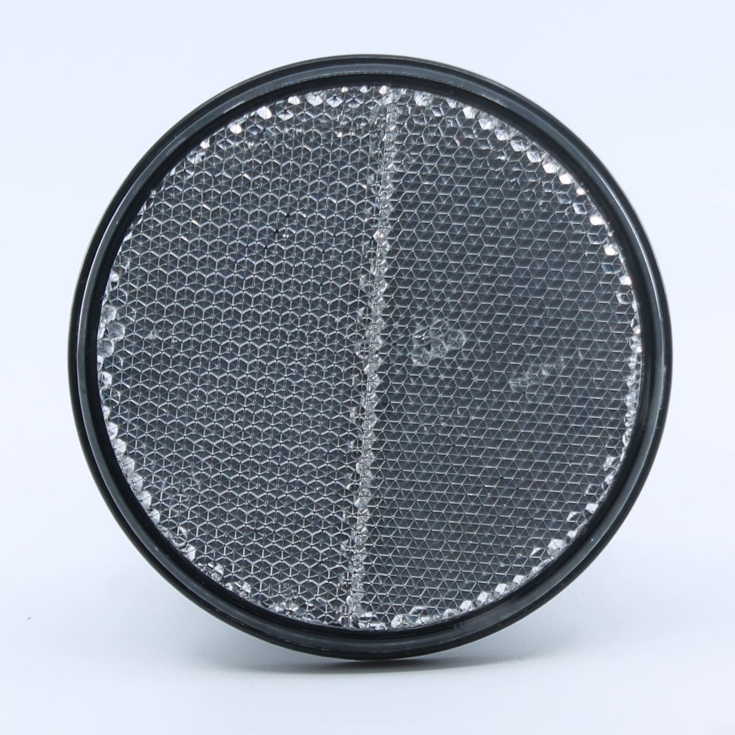 Reflector de seguridad de forma redonda y color blanco, para montaje frontal con fijación adhesiva, utilizado en remolques y maquinaria agrícola.
