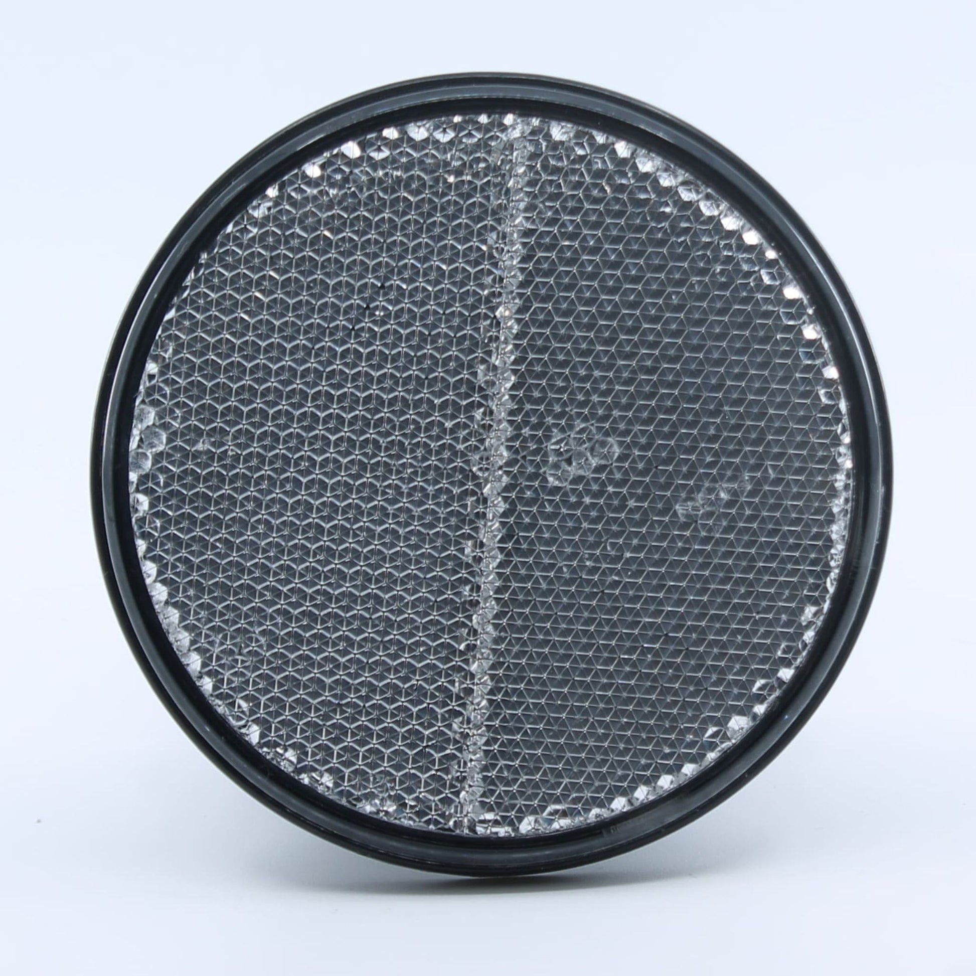 Reflector de seguridad de forma redonda y color blanco, para montaje frontal con fijación adhesiva, utilizado en remolques y maquinaria agrícola.