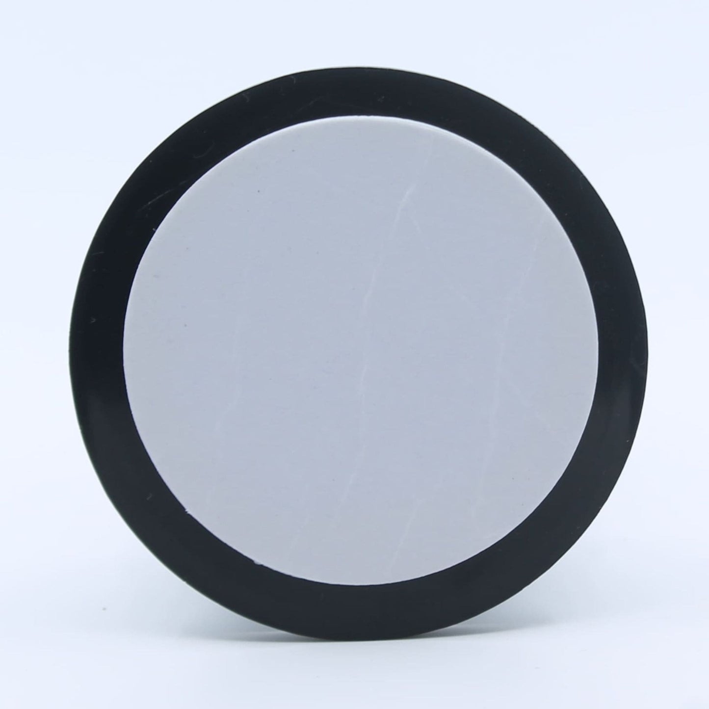 Reflector de seguridad de forma redonda y color blanco, para montaje frontal con fijación adhesiva, utilizado en remolques y maquinaria agrícola.