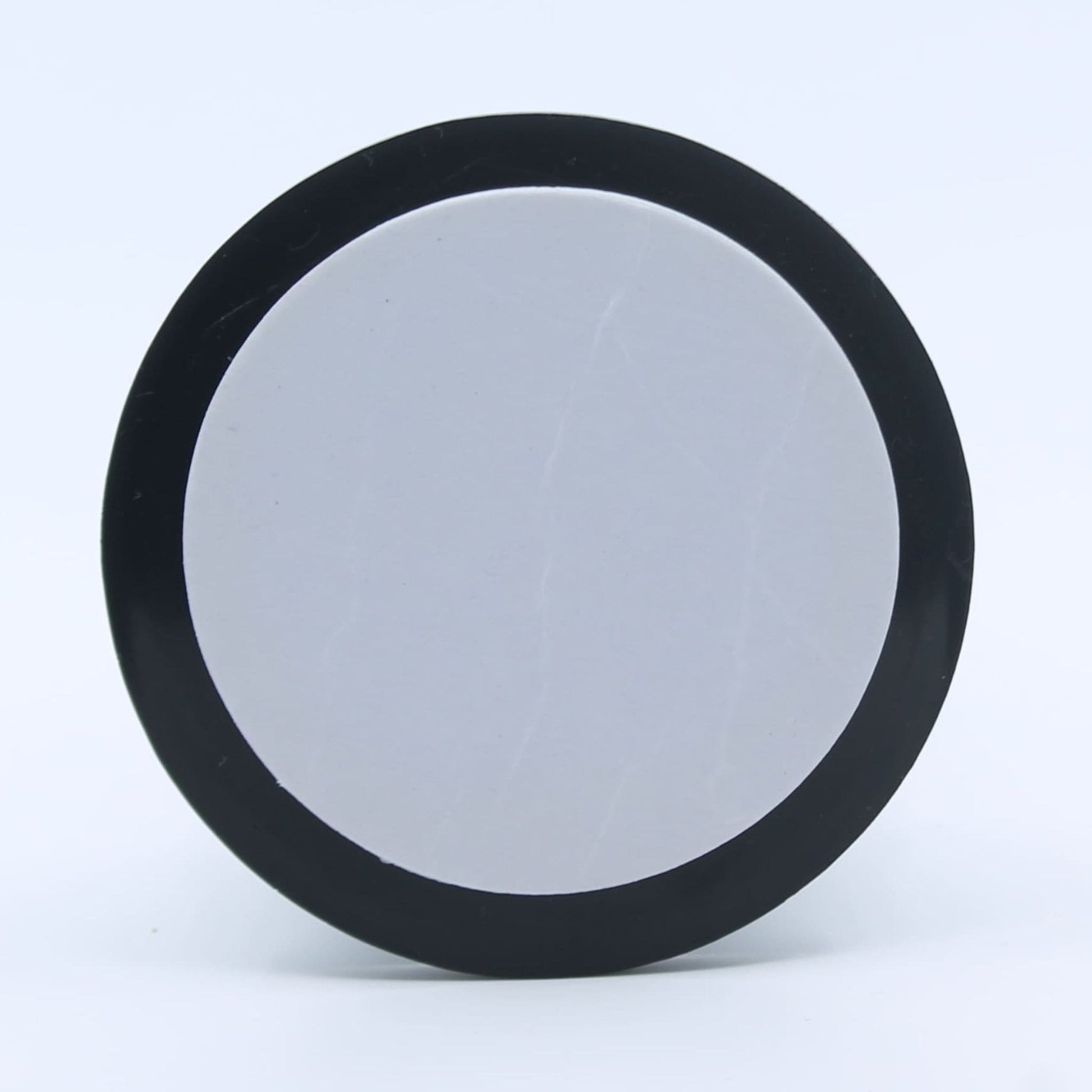 Reflector de seguridad de forma redonda y color rojo, para montaje trasero con fijación adhesiva, utilizado en remolques y maquinaria agrícola.