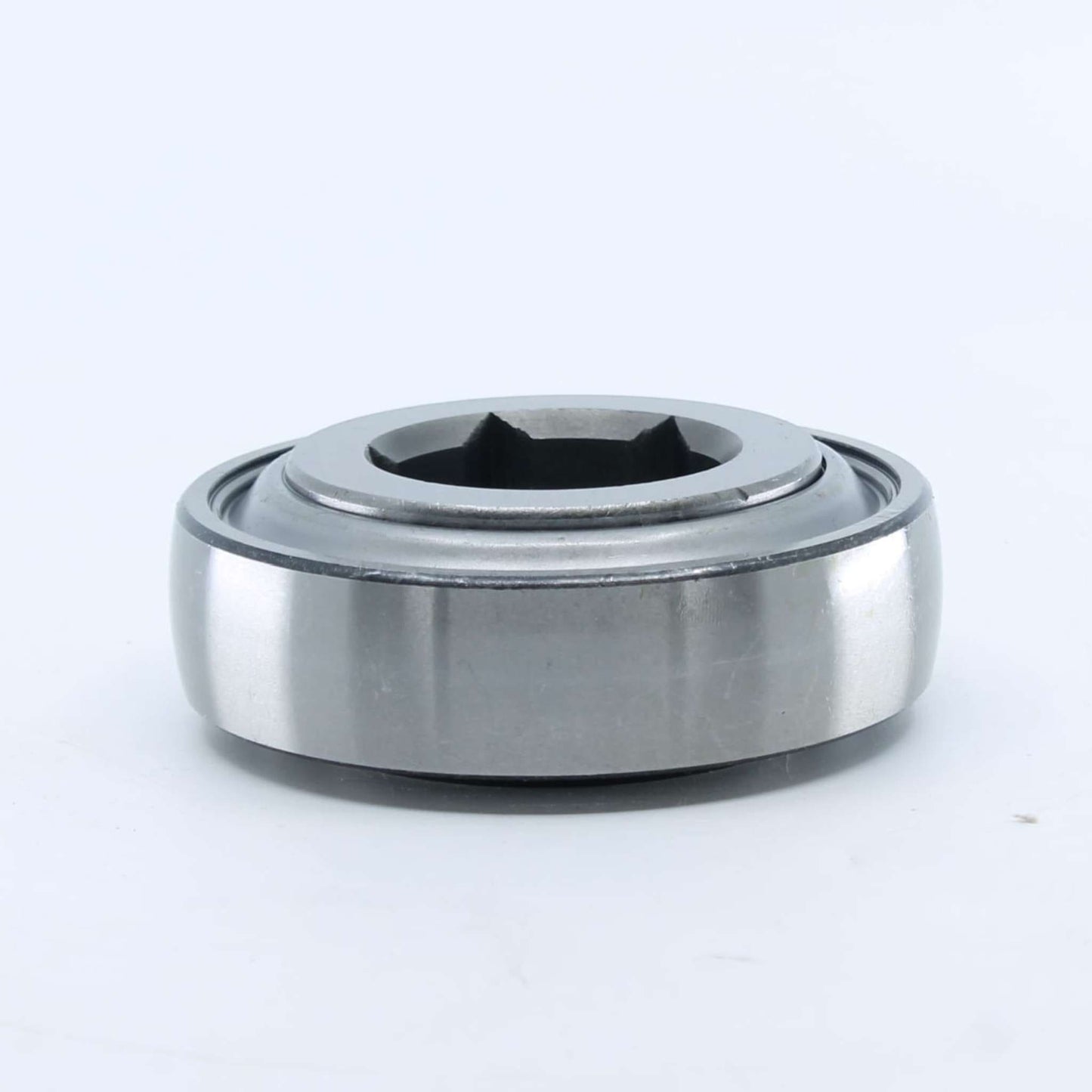 Componente agrícola con interior hexagonal de 38,125 mm para rotoempacadora John Deere. Diámetro exterior 90 mm, ancho interior de  23mm y ancho exterior de 32 mm.