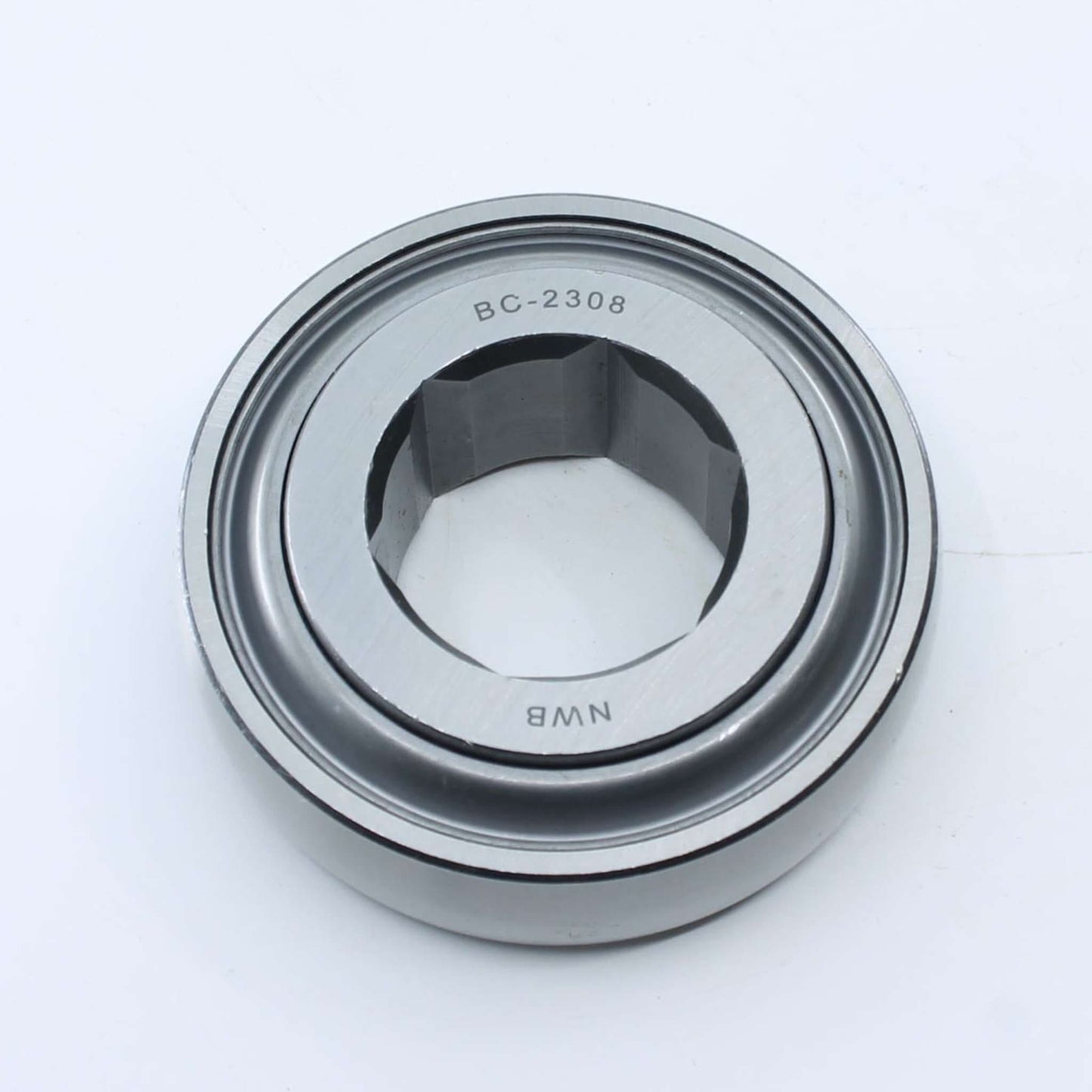 Componente agrícola con interior hexagonal de 38,125 mm para rotoempacadora John Deere. Diámetro exterior 90 mm, ancho interior de  23mm y ancho exterior de 32 mm.