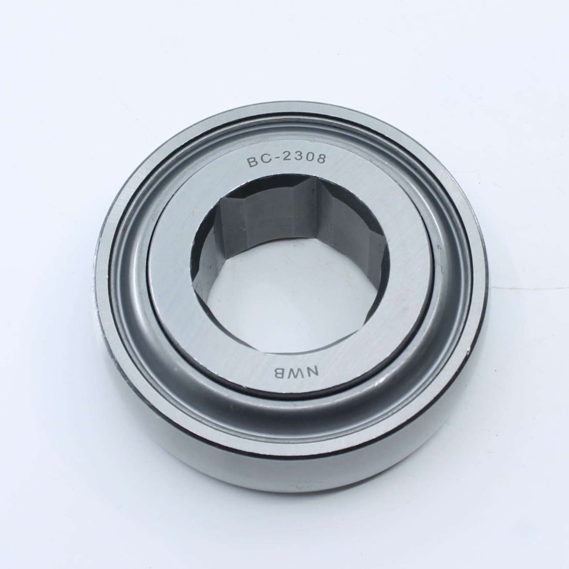 Componente agrícola con interior hexagonal de 38,125 mm para rotoempacadora John Deere. Diámetro exterior 90 mm, ancho interior de  23mm y ancho exterior de 32 mm.