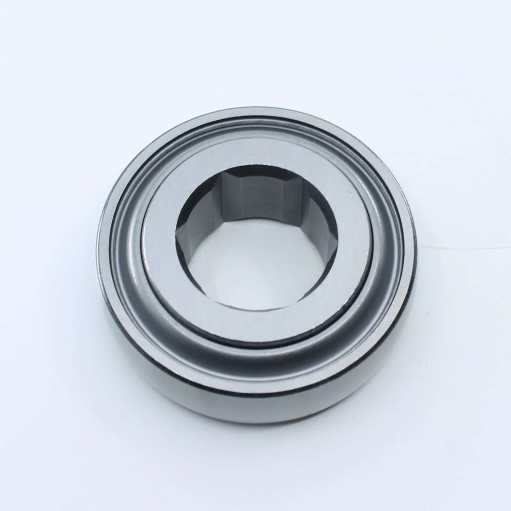 Componente agrícola con interior hexagonal de 38,125 mm para rotoempacadora John Deere. Diámetro exterior 90 mm, ancho interior de  23mm y ancho exterior de 32 mm.