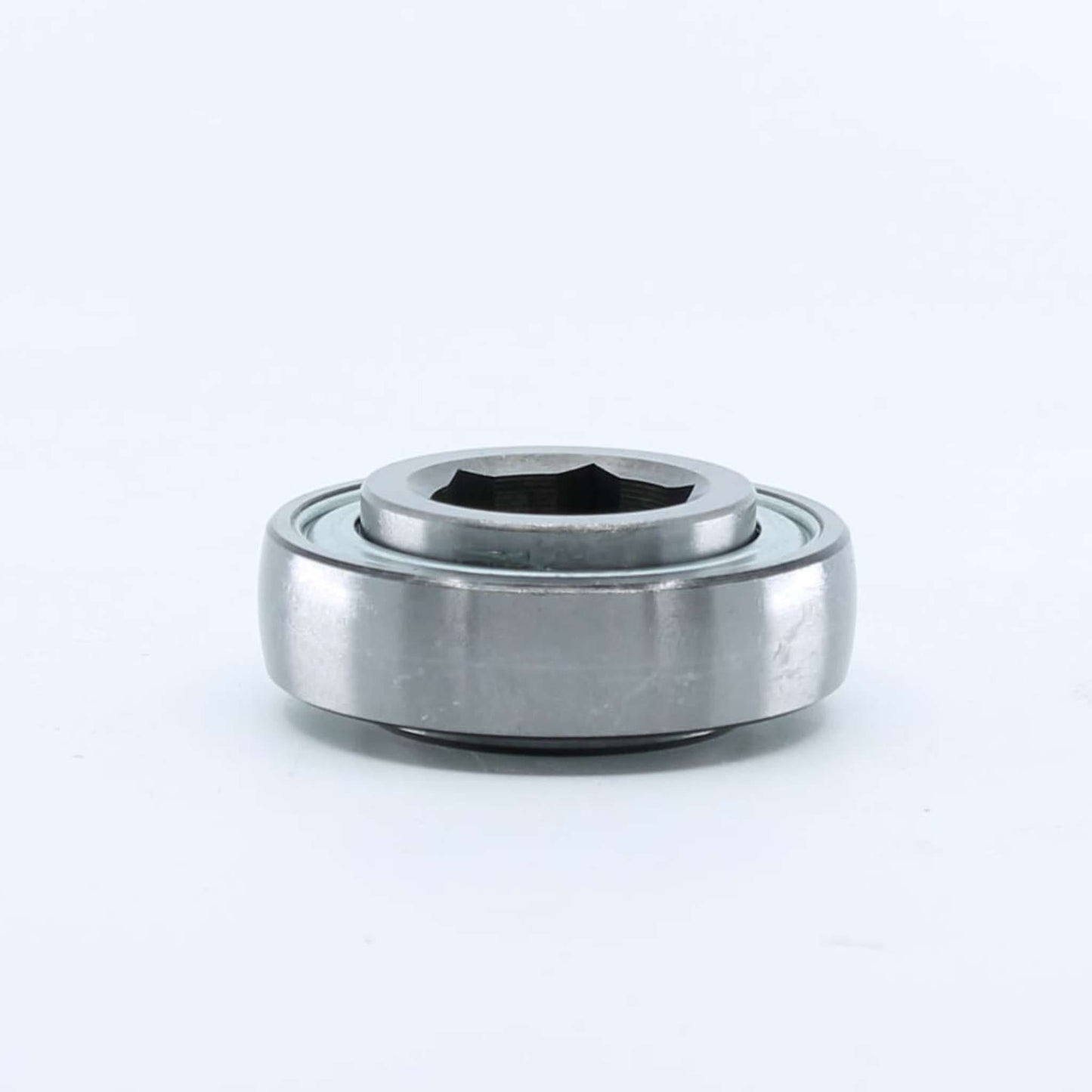 Rodamiento agrícola con pista exterior esférica (curva) e interior hexagonal de 25,42 mm y exterior de 62 mm para eje de rotoempacadora. Ancho interior de 16 mm y exterior de 24 mm.