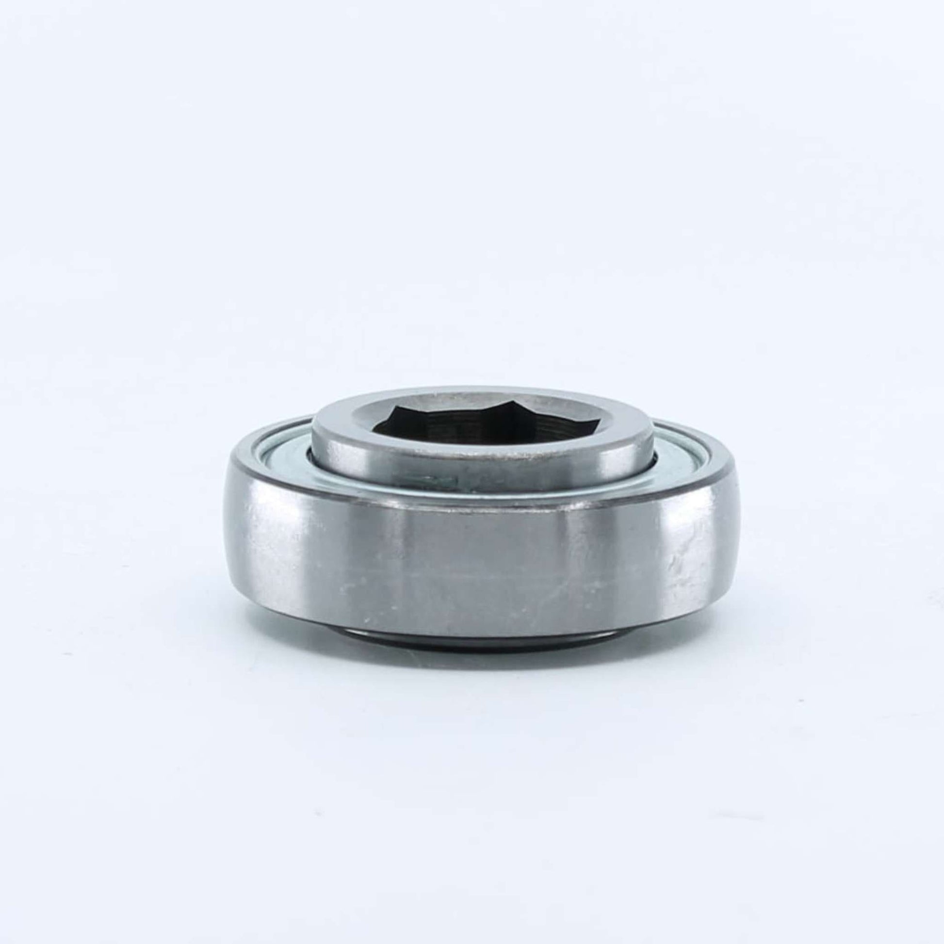 Rodamiento agrícola con pista exterior esférica (curva) e interior hexagonal de 25,42 mm y exterior de 62 mm para eje de rotoempacadora. Ancho interior de 16 mm y exterior de 24 mm.