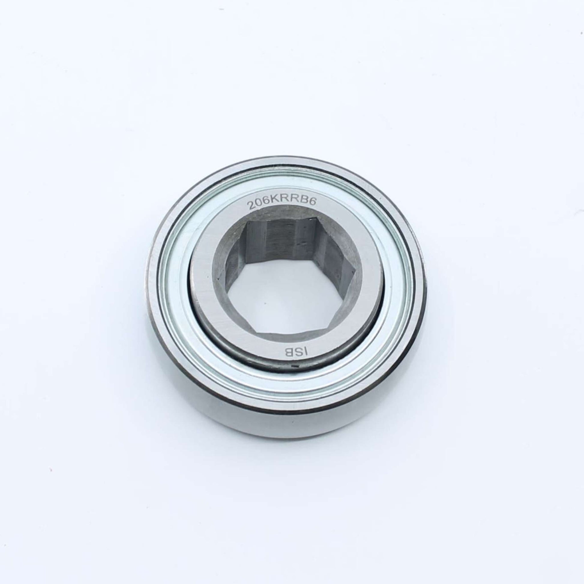Rodamiento agrícola con pista exterior esférica (curva) e interior hexagonal de 25,42 mm y exterior de 62 mm para eje de rotoempacadora. Ancho interior de 16 mm y exterior de 24 mm.