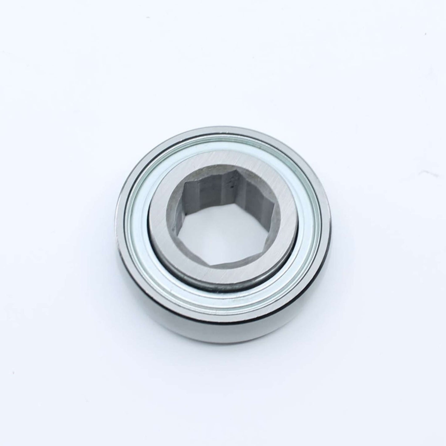 Rodamiento agrícola con pista exterior esférica (curva) e interior hexagonal de 25,42 mm y exterior de 62 mm para eje de rotoempacadora. Ancho interior de 16 mm y exterior de 24 mm.