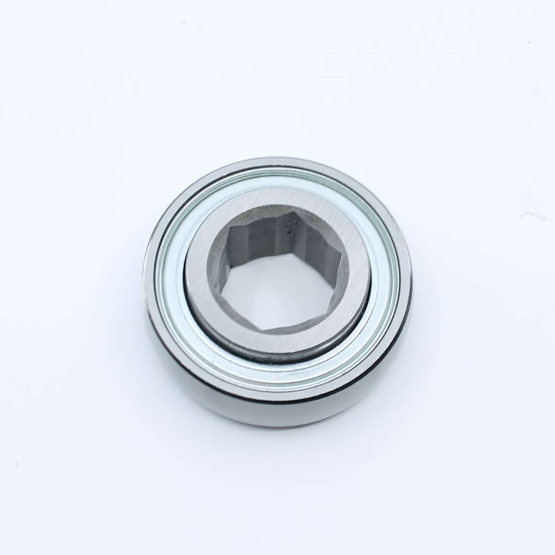 Rodamiento agrícola con pista exterior esférica (curva) e interior hexagonal de 25,42 mm y exterior de 62 mm para eje de rotoempacadora. Ancho interior de 16 mm y exterior de 24 mm.