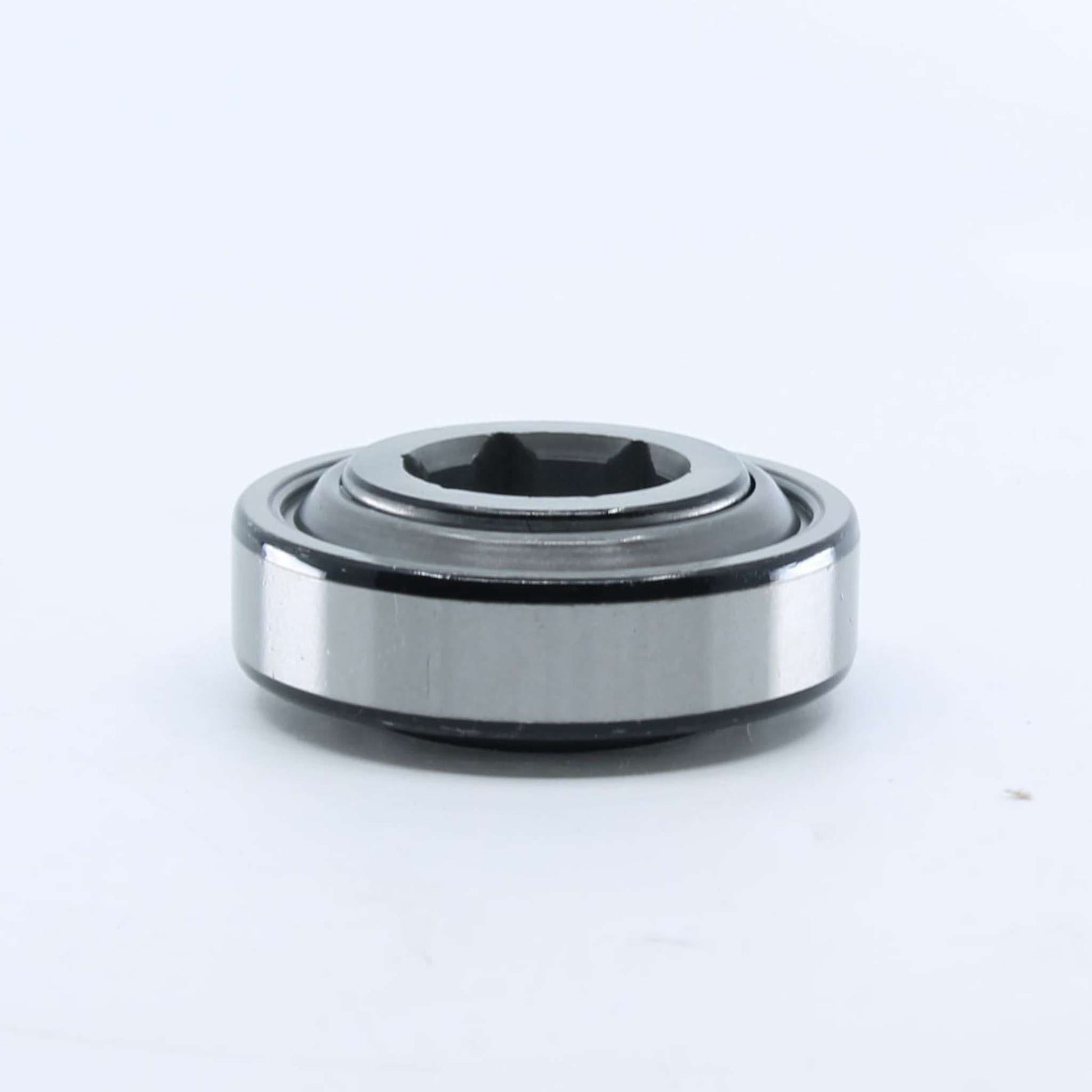 Rodamiento con pista exterior plana (sin curvatura) e interior hexagonal de 25,42 mm y exterior de 62 mm para eje de rotoempacadora. Ancho interior de 16 mm y exterior de 24 mm.
