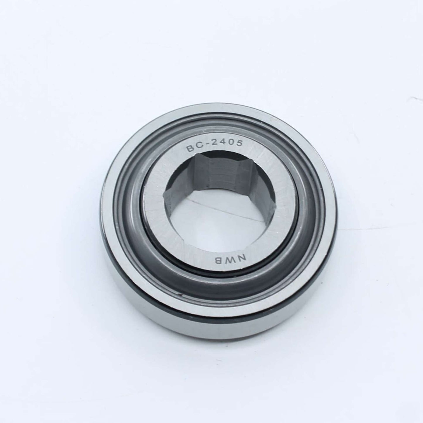 Rodamiento con pista exterior plana (sin curvatura) e interior hexagonal de 25,42 mm y exterior de 62 mm para eje de rotoempacadora. Ancho interior de 16 mm y exterior de 24 mm.

