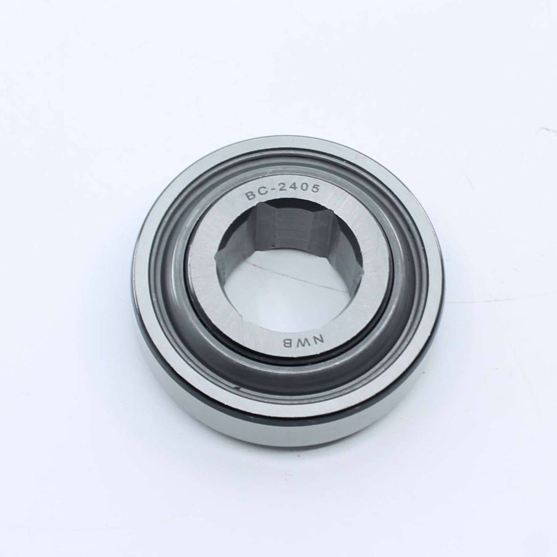 Rodamiento con pista exterior plana (sin curvatura) e interior hexagonal de 25,42 mm y exterior de 62 mm para eje de rotoempacadora. Ancho interior de 16 mm y exterior de 24 mm.

