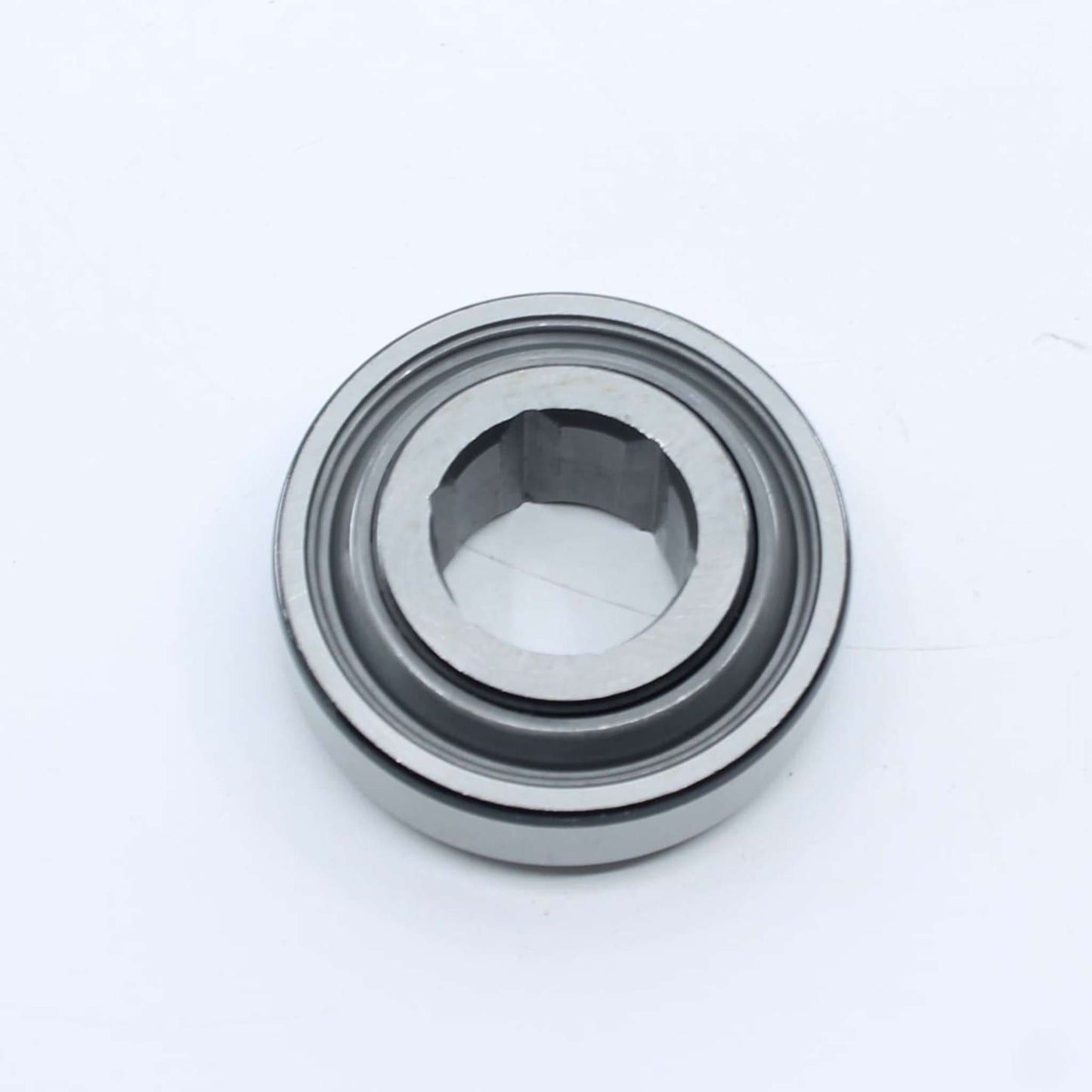 Rodamiento con pista exterior plana (sin curvatura) e interior hexagonal de 25,42 mm y exterior de 62 mm para eje de rotoempacadora. Ancho interior de 16 mm y exterior de 24 mm.

