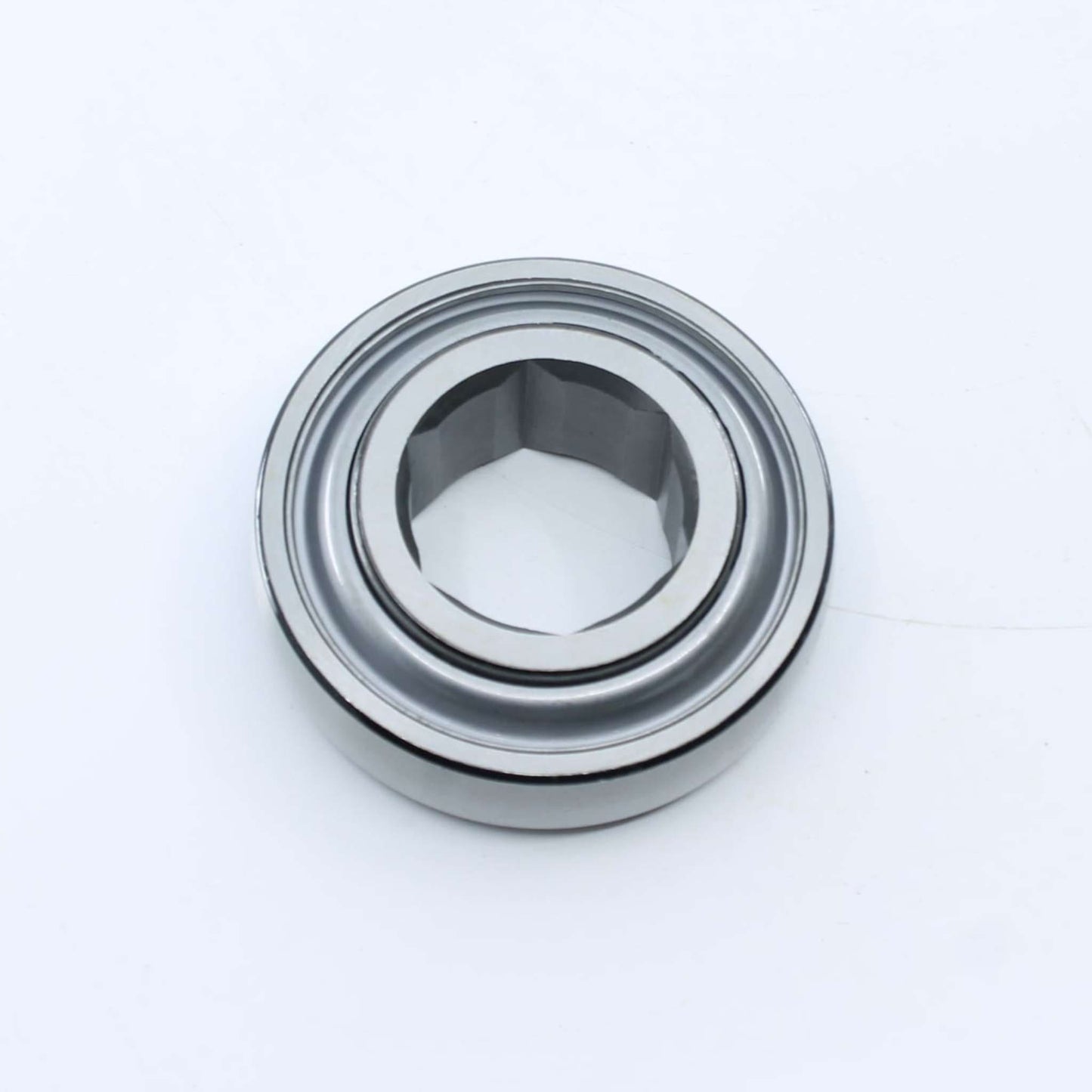 Rodamiento agrícola con pista exterior esférica (curva) e interior hexagonal de 31,77 mm y exterior de 72 mm para eje de rotoempacadora. Ancho interior de 17 mm y exterior de 25 mm.