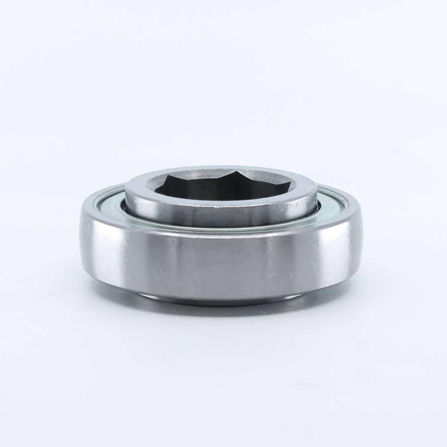 Rodamiento agrícola con pista exterior esférica (curva) e interior hexagonal de 38,125 mm y exterior de 85 mm para eje de rotoempacadora. Ancho interior de 19 mm y exterior de 30 mm.