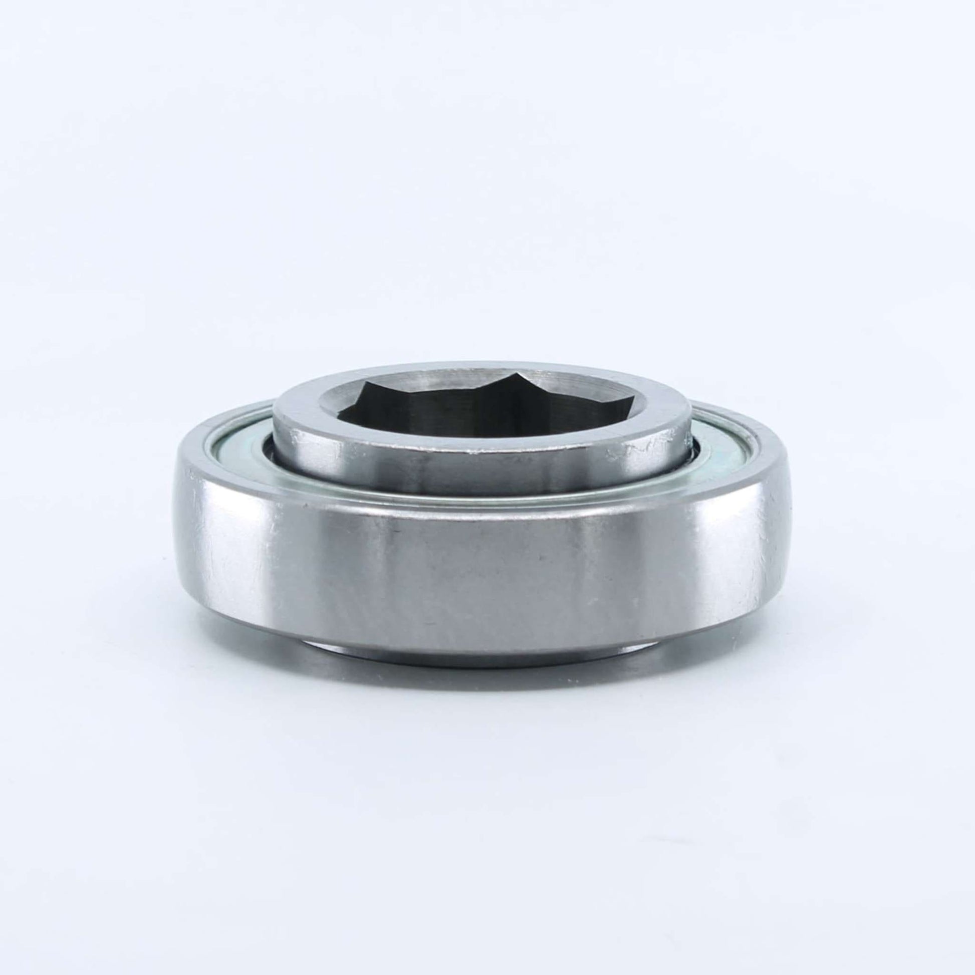 Rodamiento agrícola con pista exterior esférica (curva) e interior hexagonal de 38,125 mm y exterior de 85 mm para eje de rotoempacadora. Ancho interior de 19 mm y exterior de 30 mm.