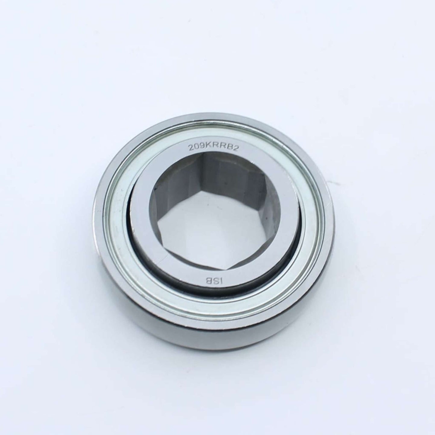 Rodamiento agrícola con pista exterior esférica (curva) e interior hexagonal de 38,125 mm y exterior de 85 mm para eje de rotoempacadora. Ancho interior de 19 mm y exterior de 30 mm.