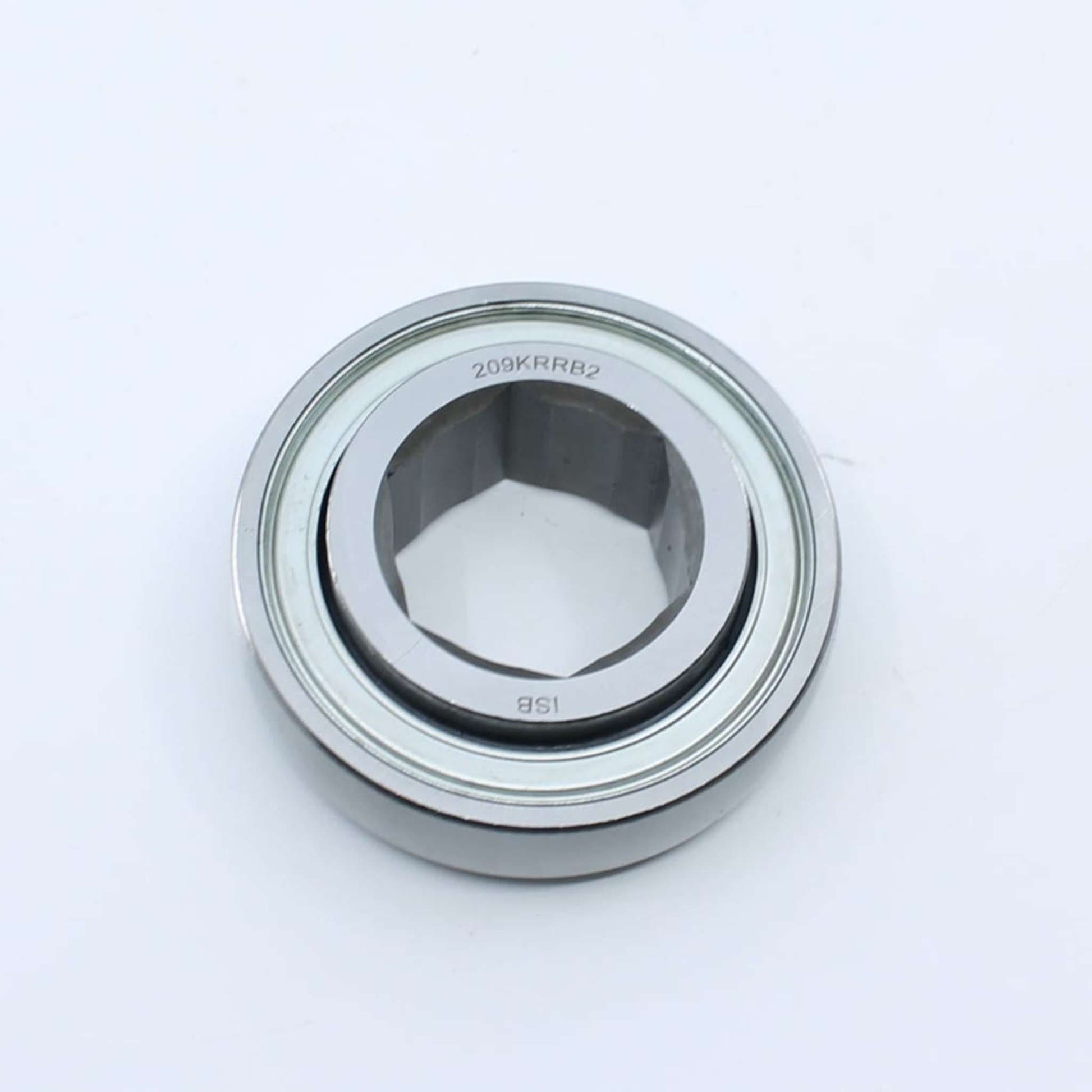 Rodamiento agrícola con pista exterior esférica (curva) e interior hexagonal de 38,125 mm y exterior de 85 mm para eje de rotoempacadora. Ancho interior de 19 mm y exterior de 30 mm.