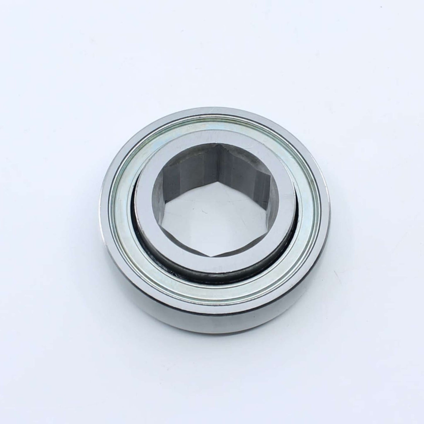 Rodamiento agrícola con pista exterior esférica (curva) e interior hexagonal de 38,125 mm y exterior de 85 mm para eje de rotoempacadora. Ancho interior de 19 mm y exterior de 30 mm.