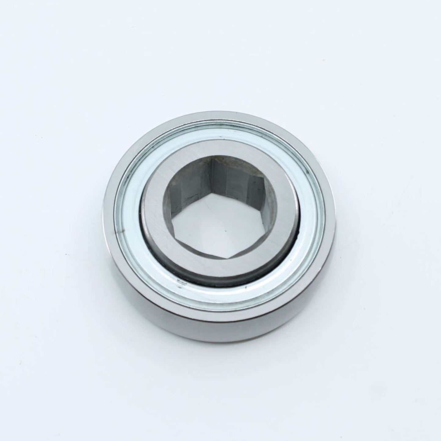 Rodamiento agrícola con pista exterior esférica (curva) e interior hexagonal de 28,60 mm para eje de rotoempacadora. Diámetro exterior de 72 mm, ancho interior de 17 mm y ancho exterior de 25 mm.
