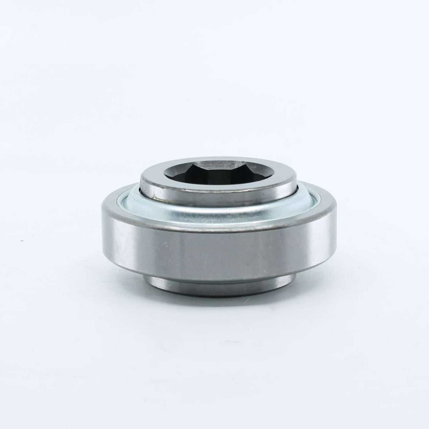 Rodamiento agrícola con pista exterior plana (sin curvatura) e interior hexagonal de 31,775 mm y exterior de 80 mm para eje de rotoempacadora. Ancho interior de 18 mm y exterior de 36,52 mm.
