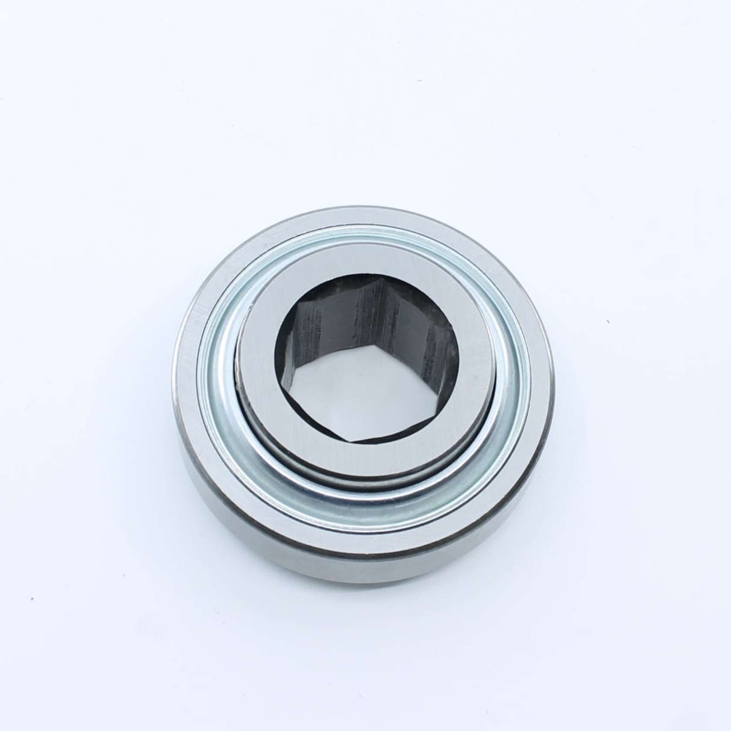Rodamiento agrícola con pista exterior plana (sin curvatura) e interior hexagonal de 31,775 mm y exterior de 80 mm para eje de rotoempacadora. Ancho interior de 18 mm y exterior de 36,52 mm.
