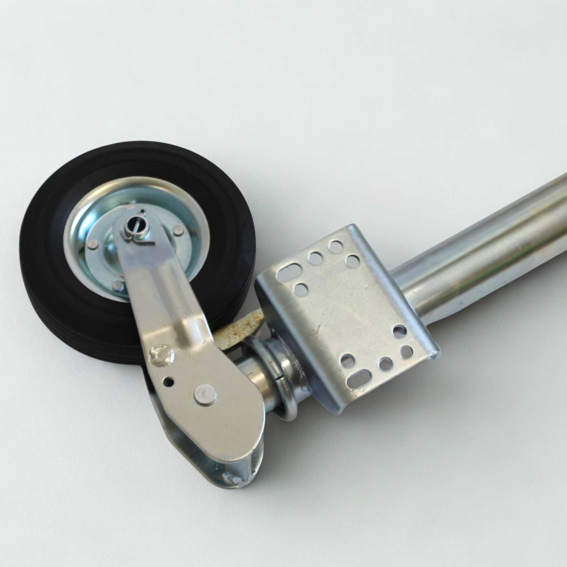 Rueda jockey reforzada, basculante y abatible para remolque y caravana, con un diámetro de 60 mm y una capacidad de carga máxima de 300 kg.