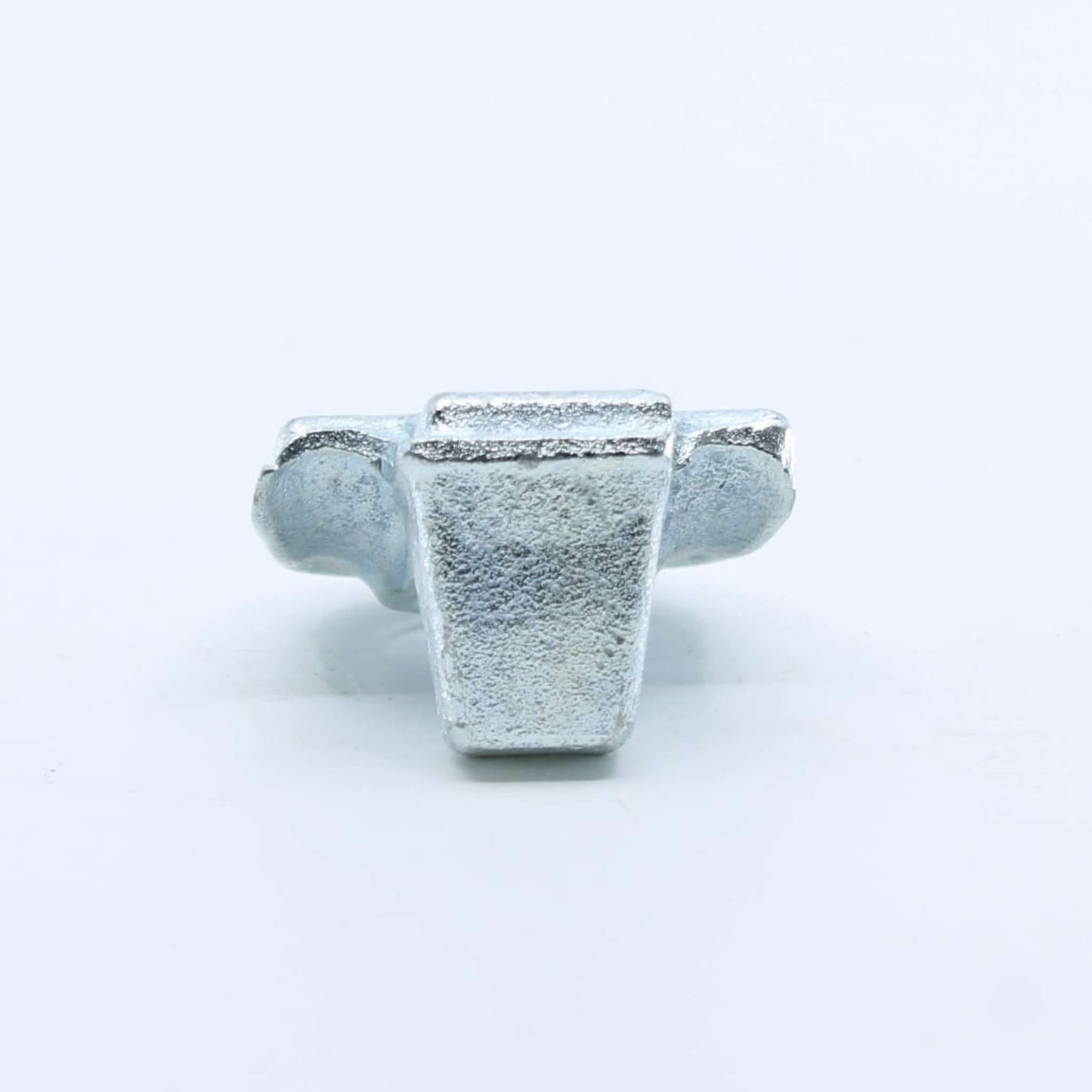 Soporte de púa con pestaña antirrotación o taco de fijación macizo en acero cincado adaptable para hilerador, hileradora o rastrillo Fella.