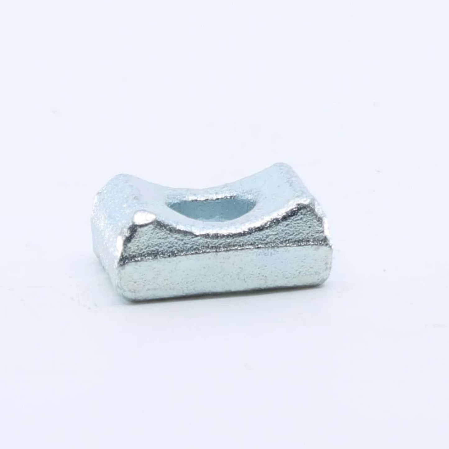 Soporte de púa superior macizo o taco de fijación curvo en acero cincado para hilerador, hileradora o rastrillo de doble rotor.