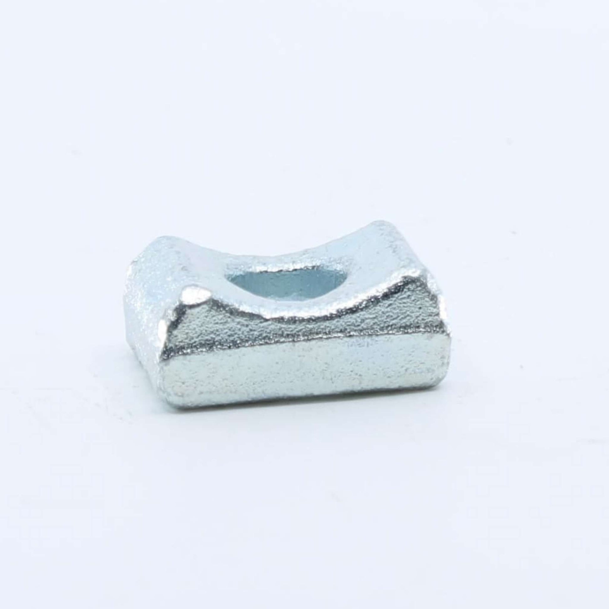 Soporte de púa superior macizo o taco de fijación curvo en acero cincado para hilerador, hileradora o rastrillo de doble rotor.