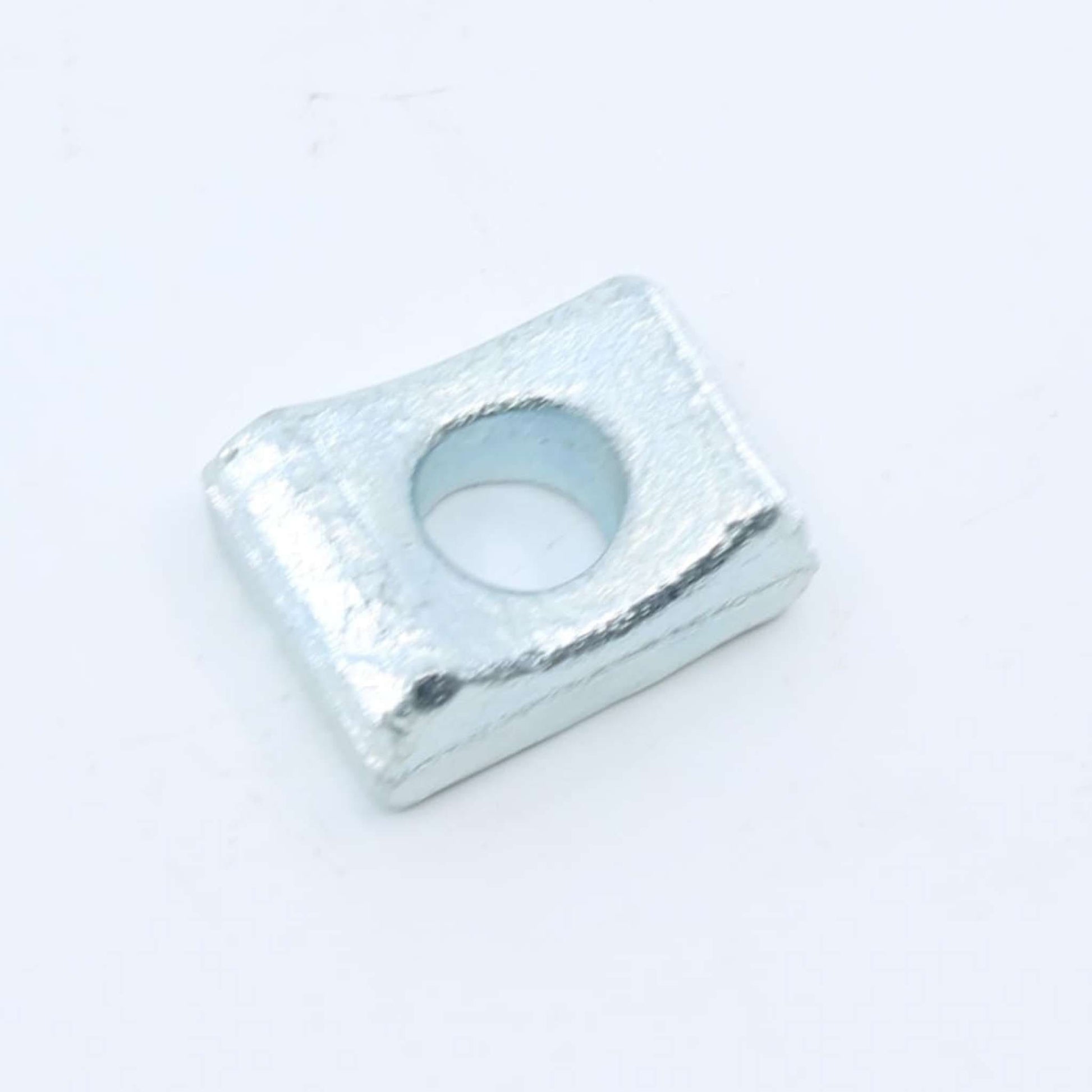 Soporte de púa superior macizo o taco de fijación curvo en acero cincado para hilerador, hileradora o rastrillo de doble rotor.