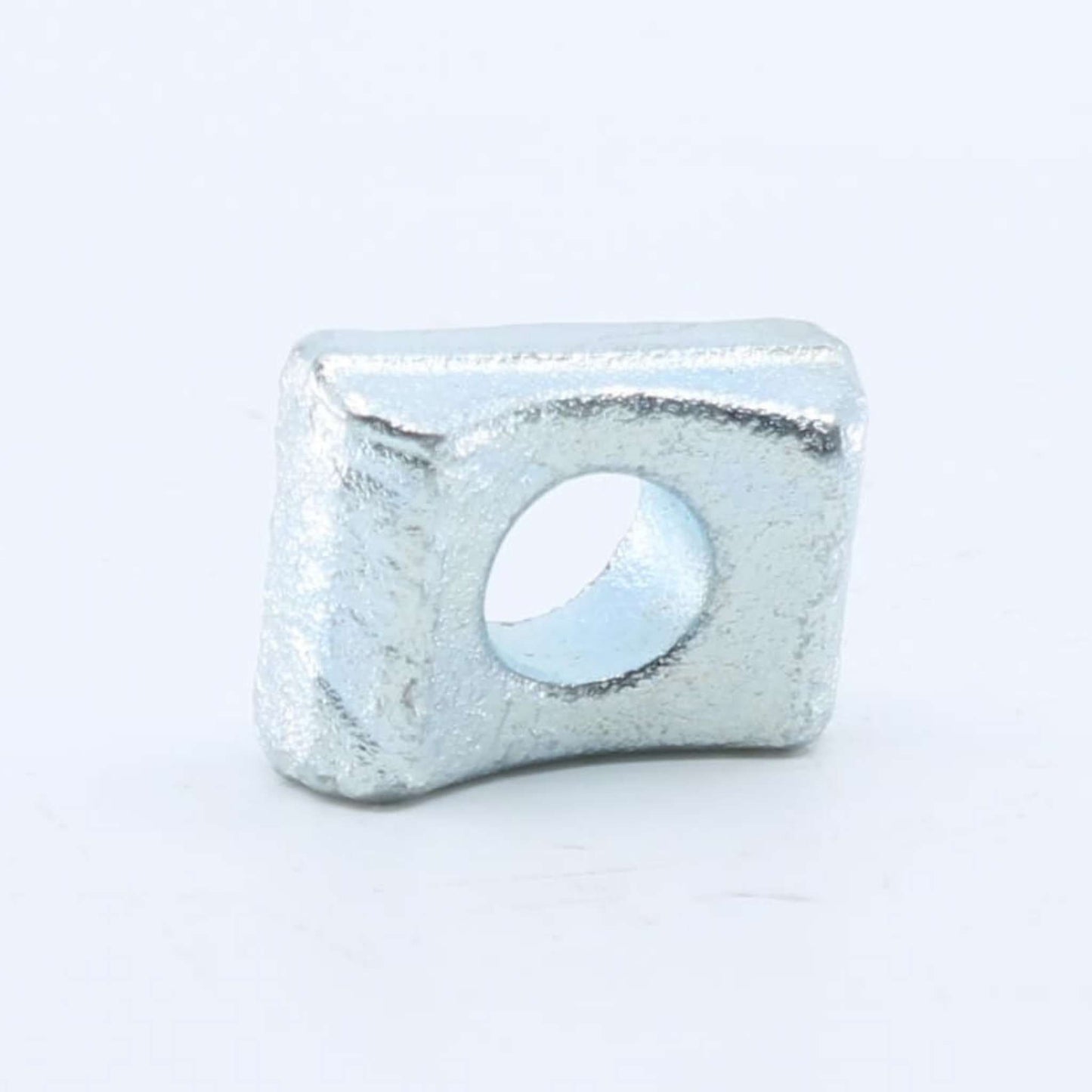 Soporte de púa superior macizo o taco de fijación curvo en acero cincado para hilerador, hileradora o rastrillo de doble rotor.