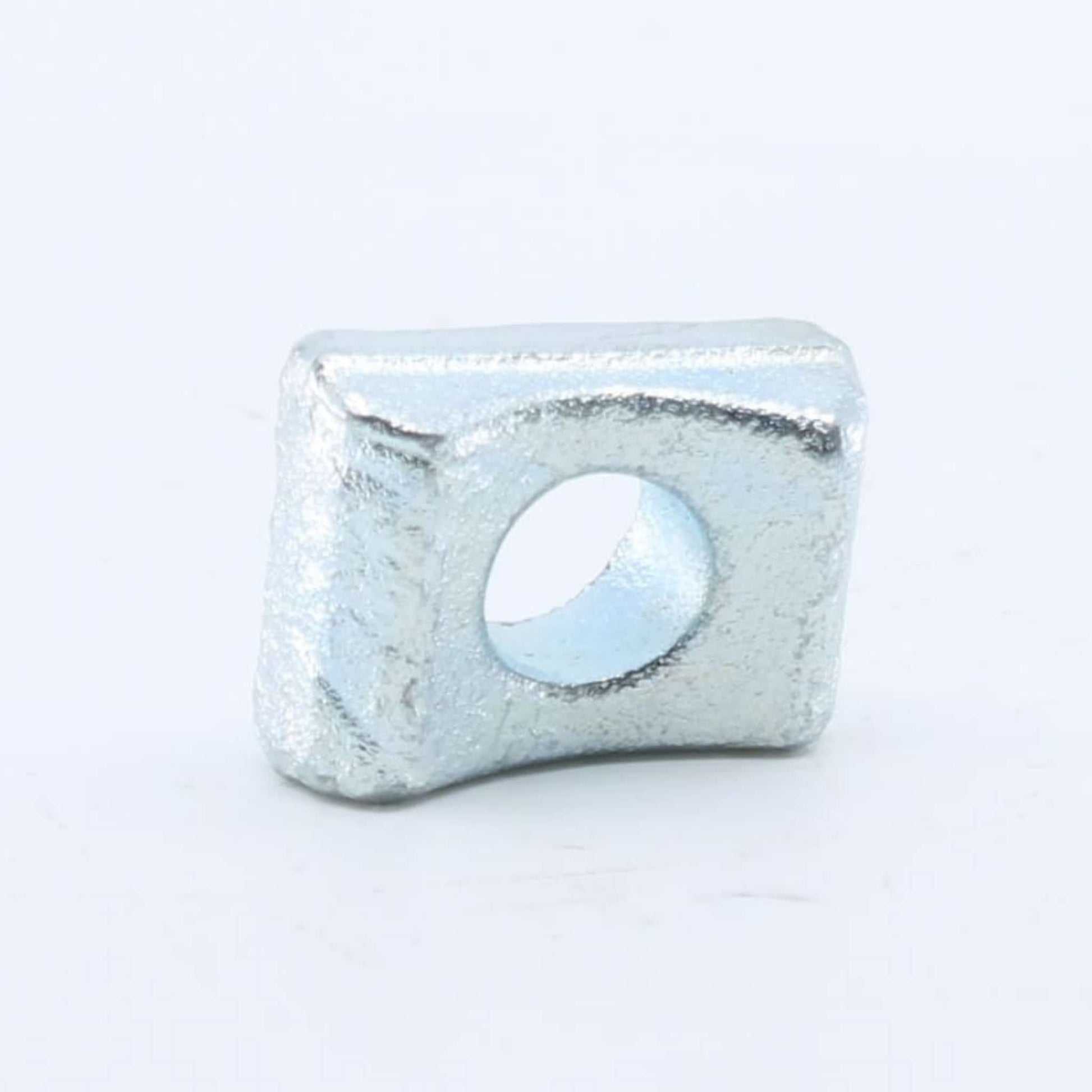Soporte de púa superior macizo o taco de fijación curvo en acero cincado para hilerador, hileradora o rastrillo de doble rotor.