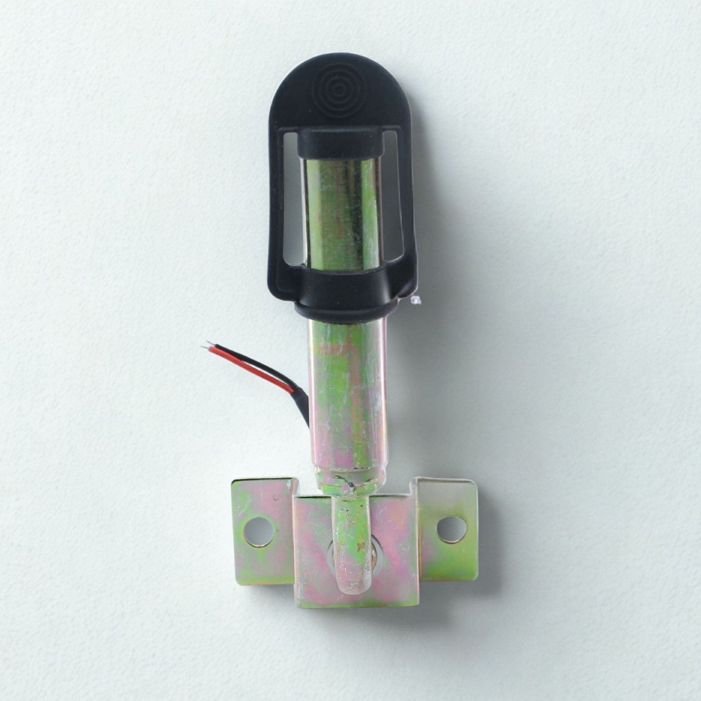 Base o soporte metálico giratorio para la instalación de luz rotativa o baliza de emergencia, con diseño en forma de L, ideal para montaje en tractores y maquinaria agrícola.