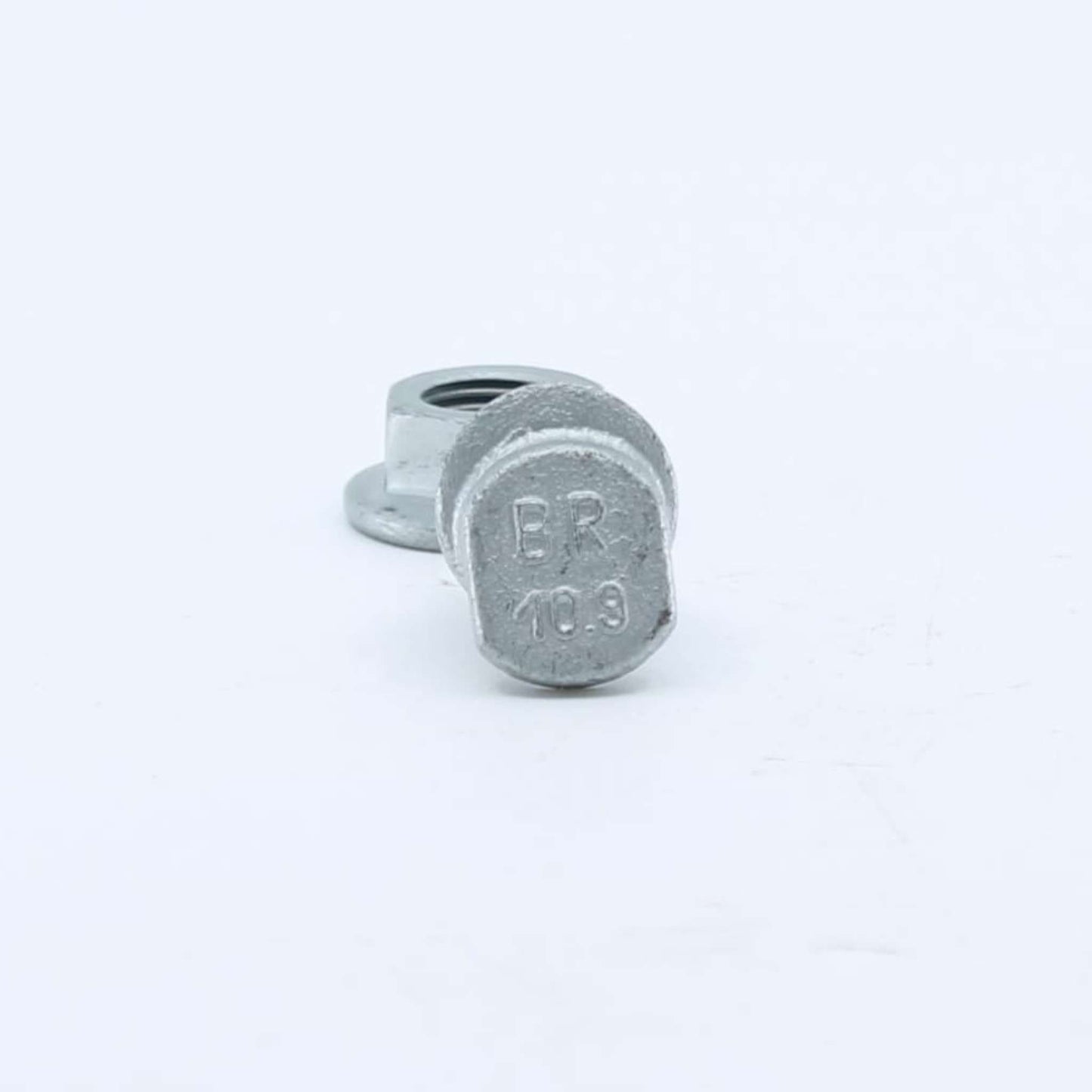 Tornillo de cuchilla Tipo 2 para sistema de enganche rápido adaptable a segadora Fella SM. Incluye tuerca con brida y arandela estriada, referencia 426883.