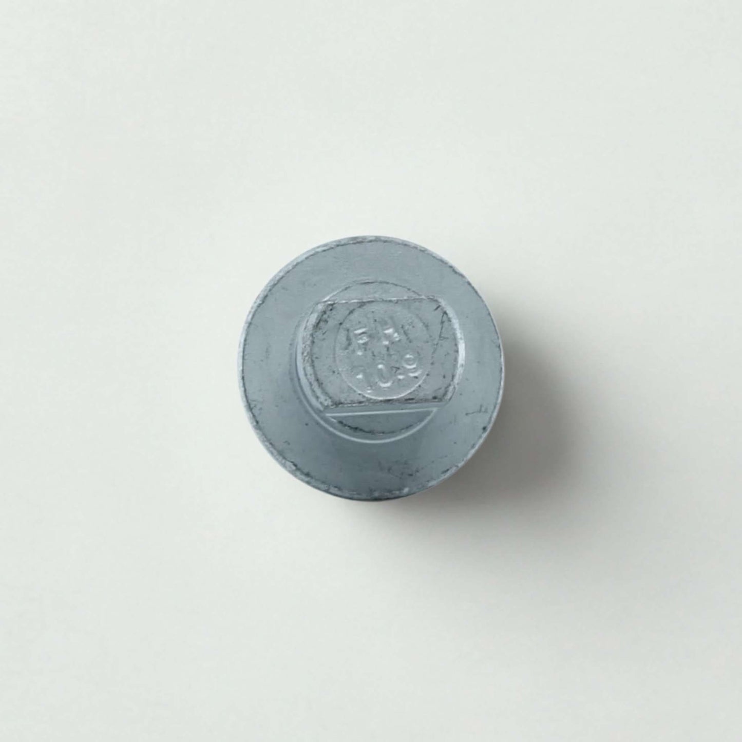 Tornillo de sujeción para cuchillas de segadora rotativa Krone. Tornillo de alta resistencia con fijador de roscas azul integrado.