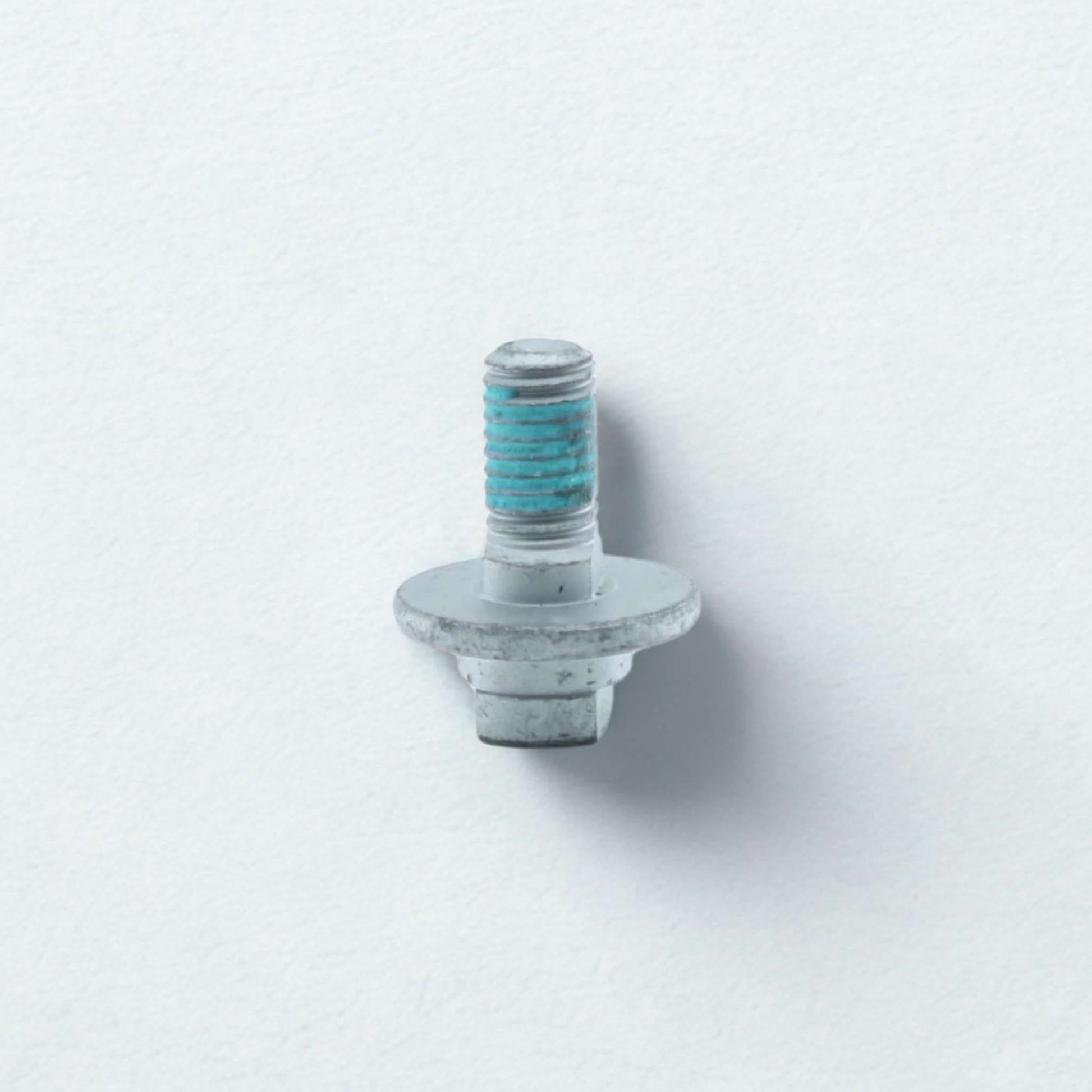 Tornillo de sujeción para cuchillas de segadora rotativa Krone. Tornillo de alta resistencia con fijador de roscas azul integrado.