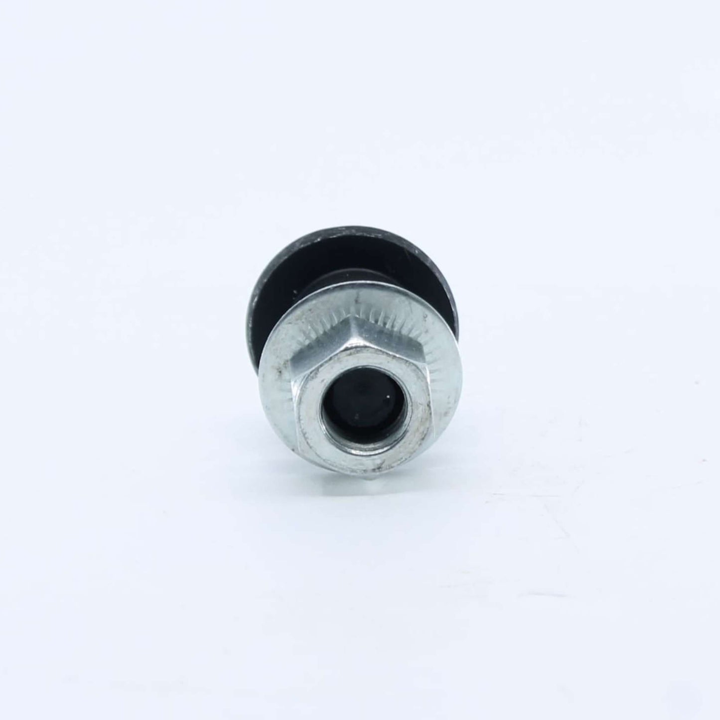 Tornillo portacuchillas con tuerca y arandela adaptable para segadora Kuhn GMD y FC. Medidas M12, asiento diámetro 18 mm y resistencia 12.9, referencia 56115800.